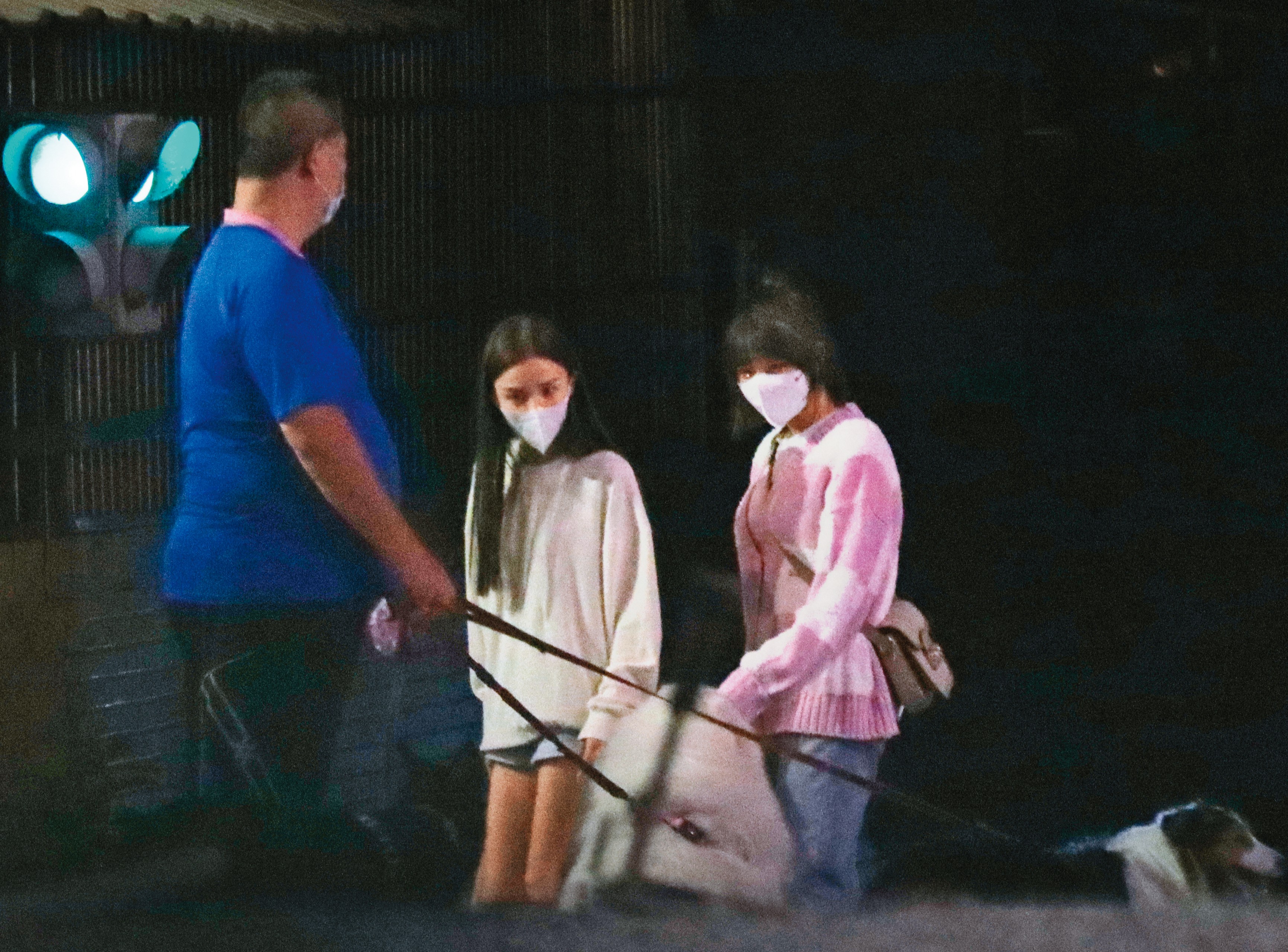 峮峮（右）跟著柯震東夜遊，也是行程一路到早上，途中遇見有人遛狗，她忍不住伸手逗玩。