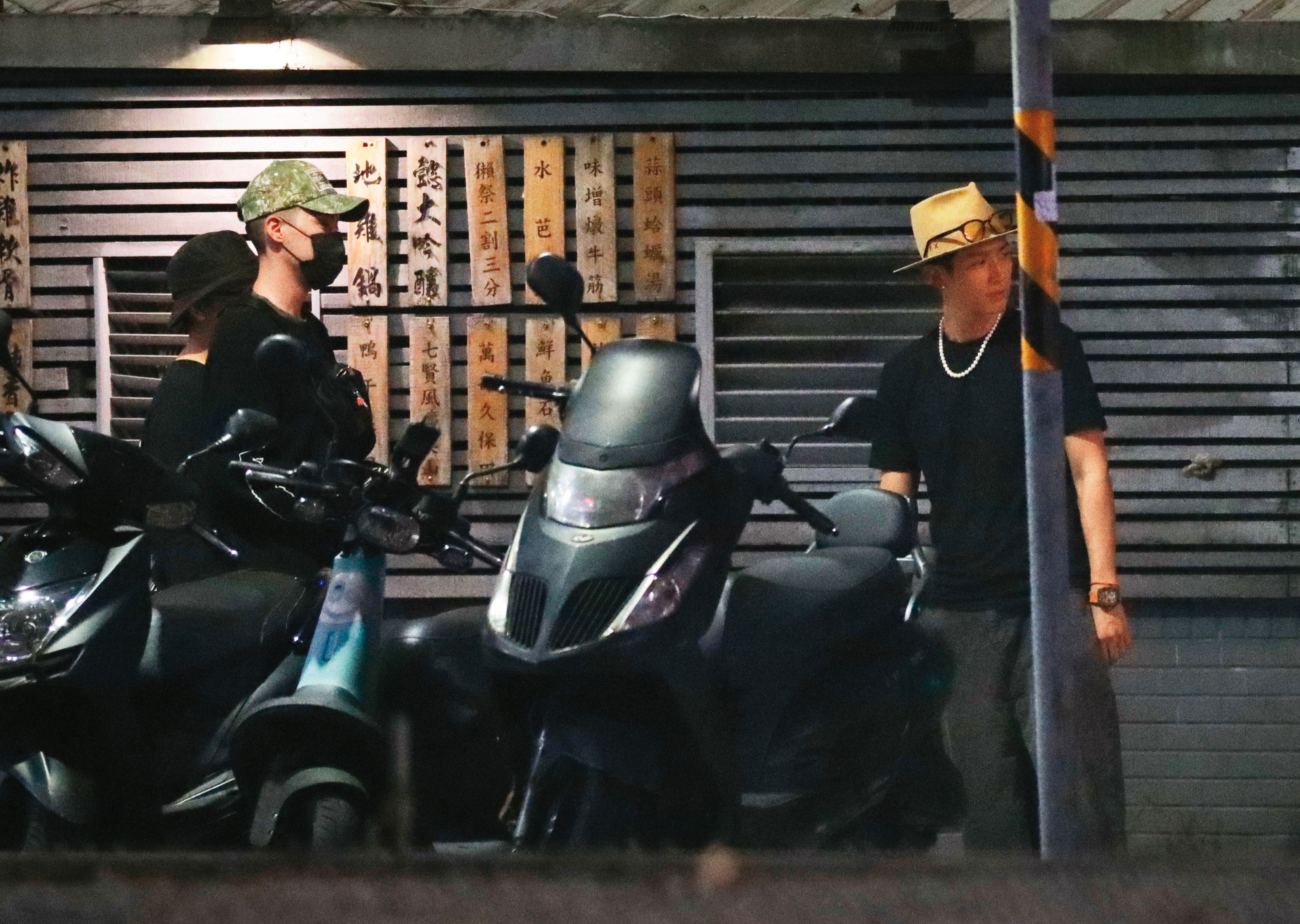 之前本刊拍到柯震東(右)出門夜遊,旁邊除了男性友人,還有峮峮也入列。