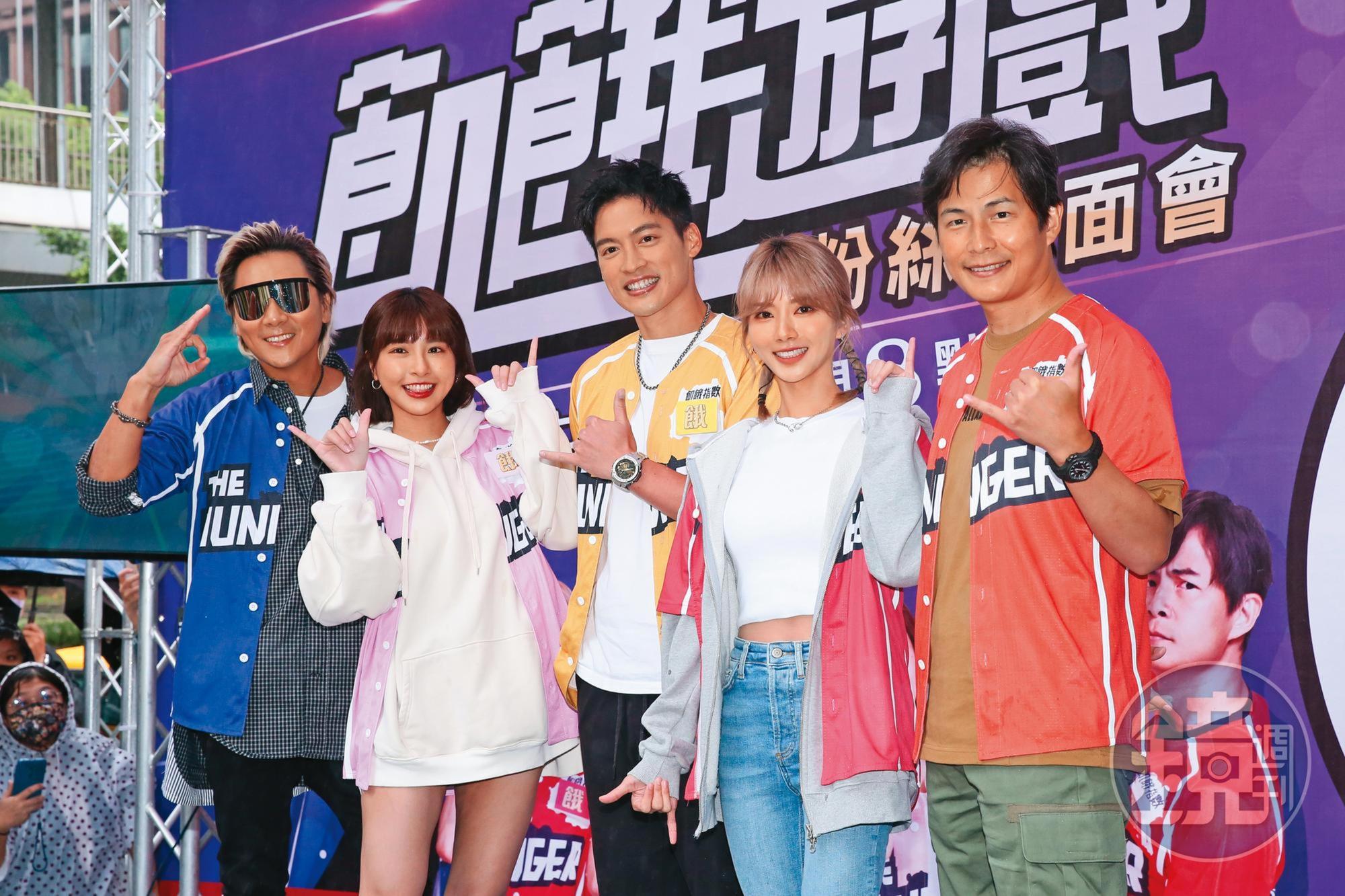 峮峮(左二)除了在啦啦隊的表現優異,綜藝方面效果也頗受周遭肯定。