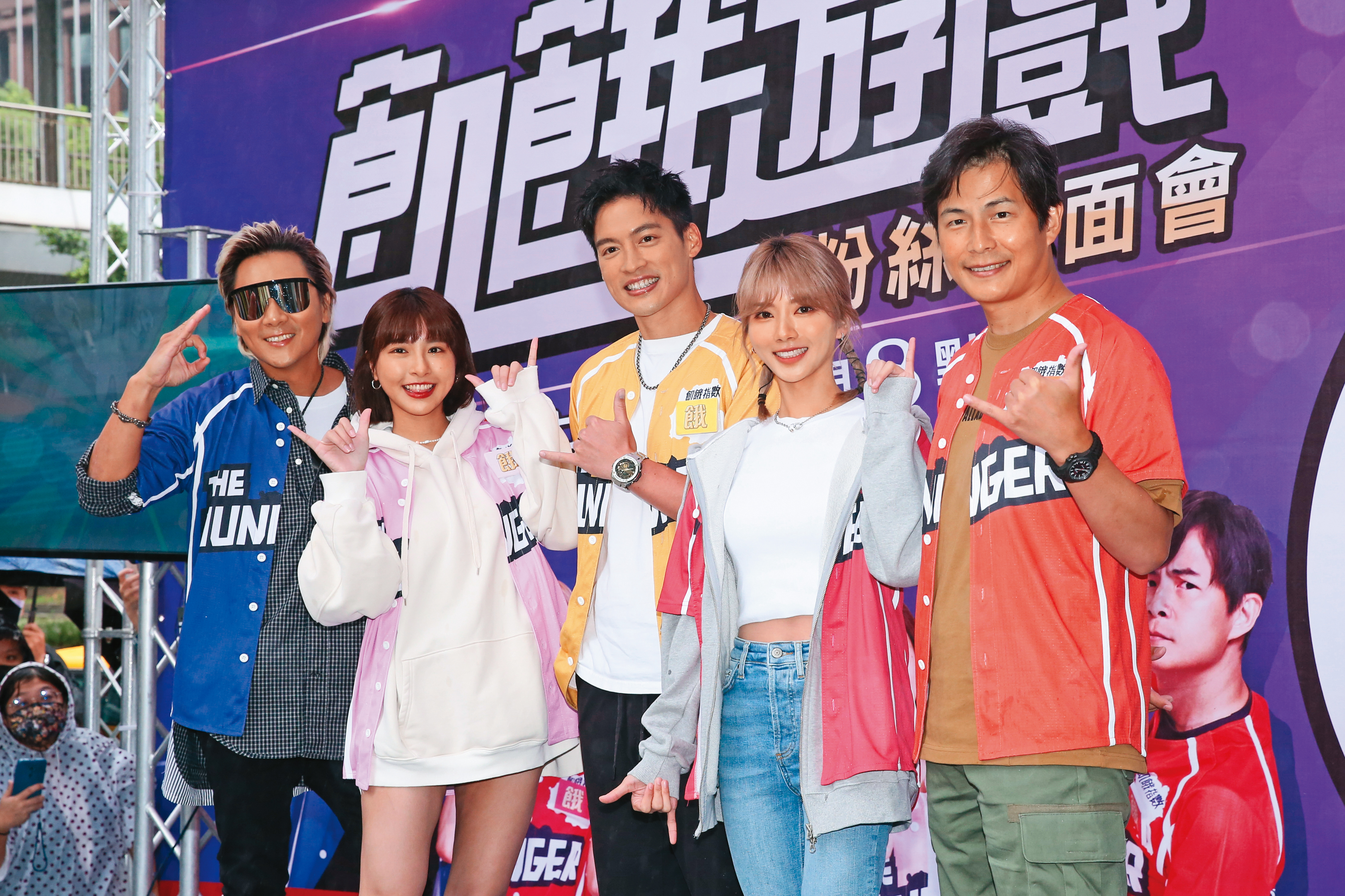 峮峮（左二）除了在啦啦隊的表現優異，綜藝方面效果也頗受周遭肯定。