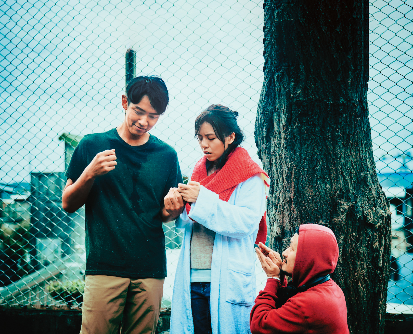 九把刀(右)是柯震東(左)成為導演之路上的重要推手,兩人合作《月老》有幫公司賺到錢。中為宋芸樺。(翻攝自九把刀臉書)