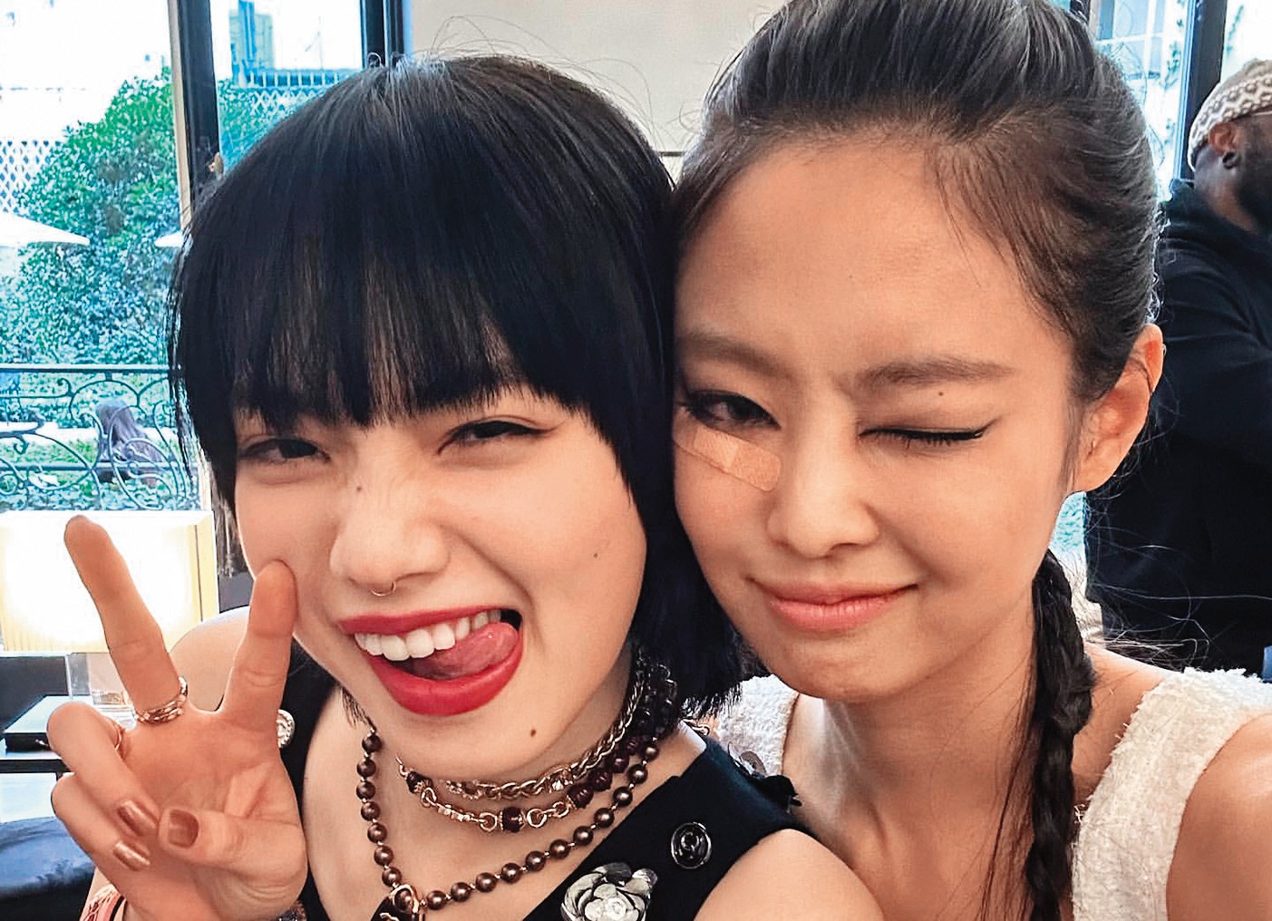 Jennie（右）臉上貼OK繃與日本女星小松菜奈（左）在巴黎香奈兒時裝秀貼臉比可愛。（翻攝自jennierubyjane IG）