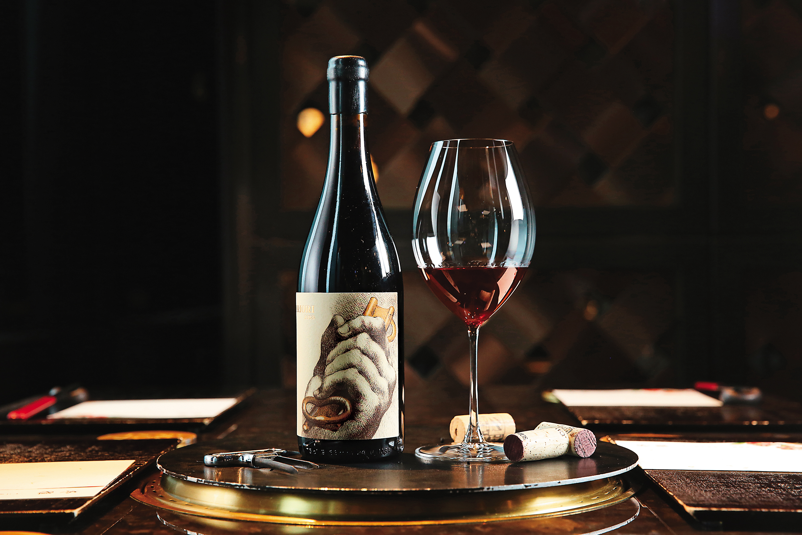 「A Priori先決之鑰」以百分百佳麗釀釀造，具有力量和扎實骨架，同時蘊含輕盈上揚的酸度及香氣。