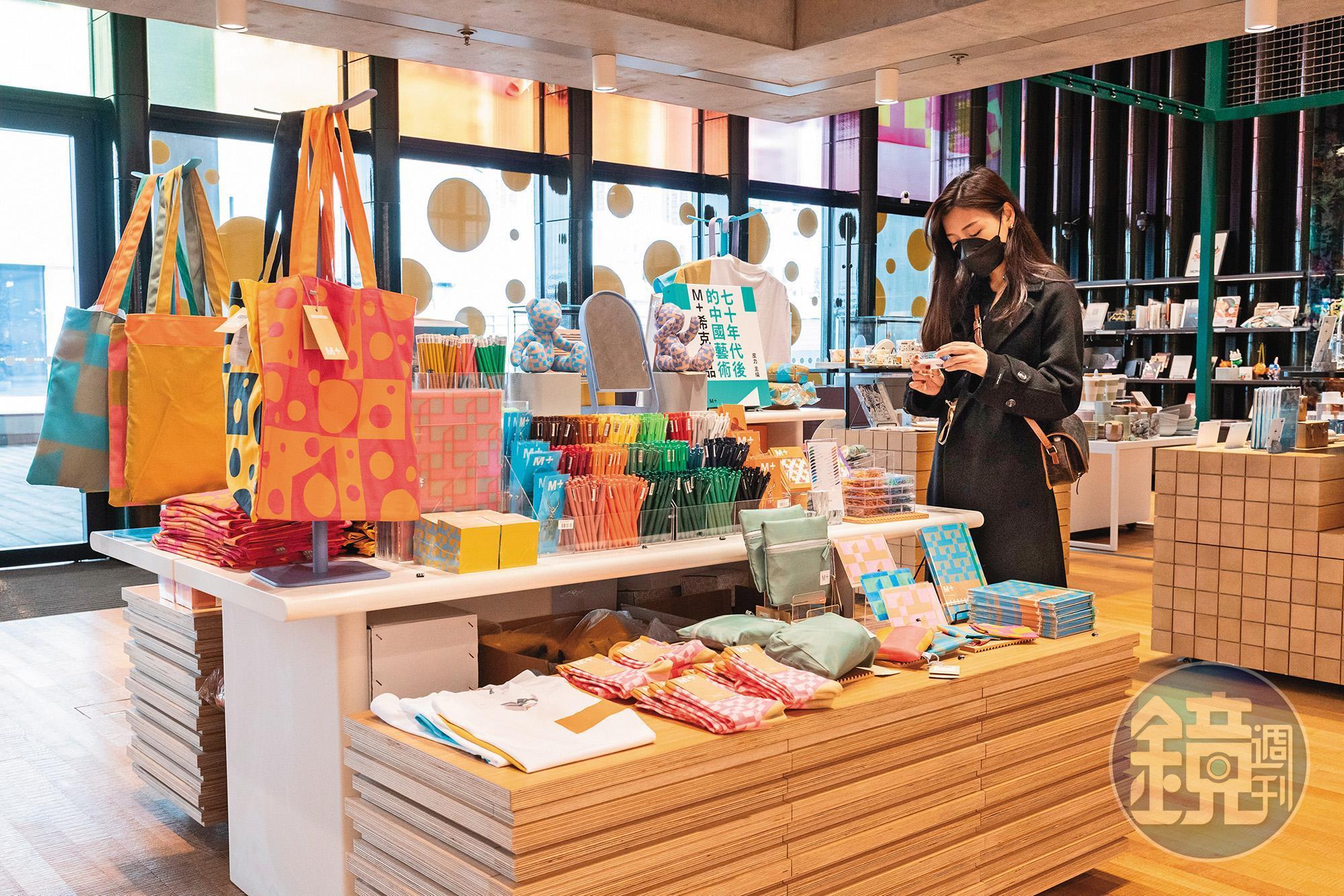 購票大廳旁的紀念品店,有各種紀念品,包括M+原創商品。