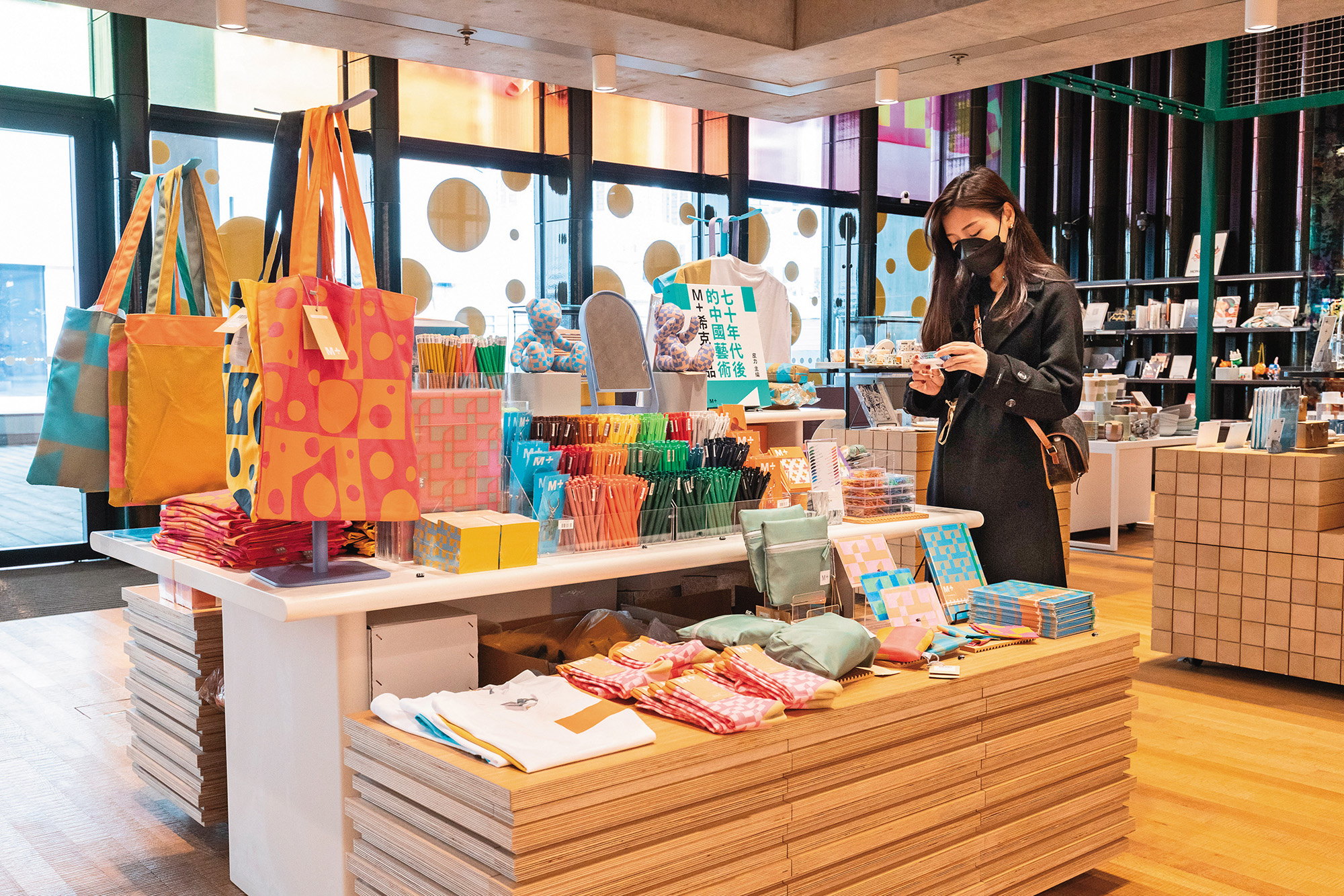 購票大廳旁的紀念品店，有各種紀念品，包括M+原創商品。