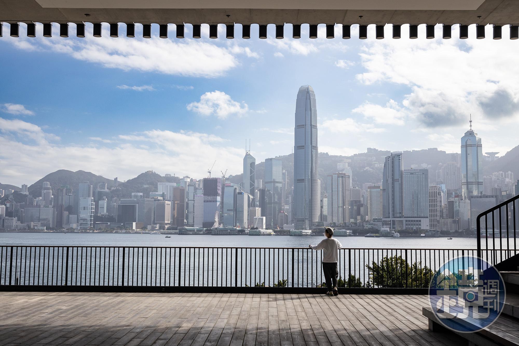 大階梯旁也是飽覽維港風景的熱門打卡點。