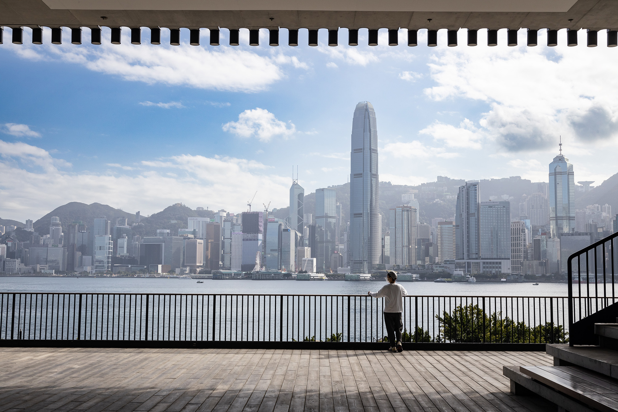 大階梯旁也是飽覽維港風景的熱門打卡點。