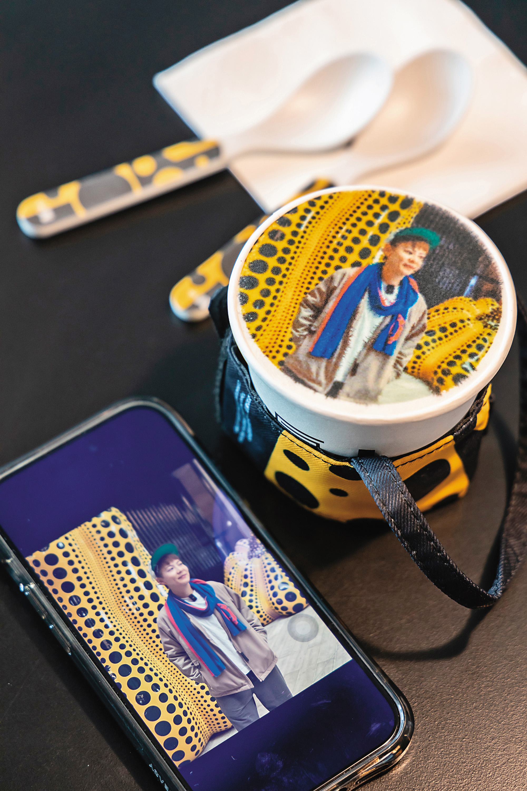 來到博物館內的「CURATOR Creative Café at M+」，能點杯自己與藝術作品合照的「藝術打印咖啡」。（港幣88元／杯，約NT$344）