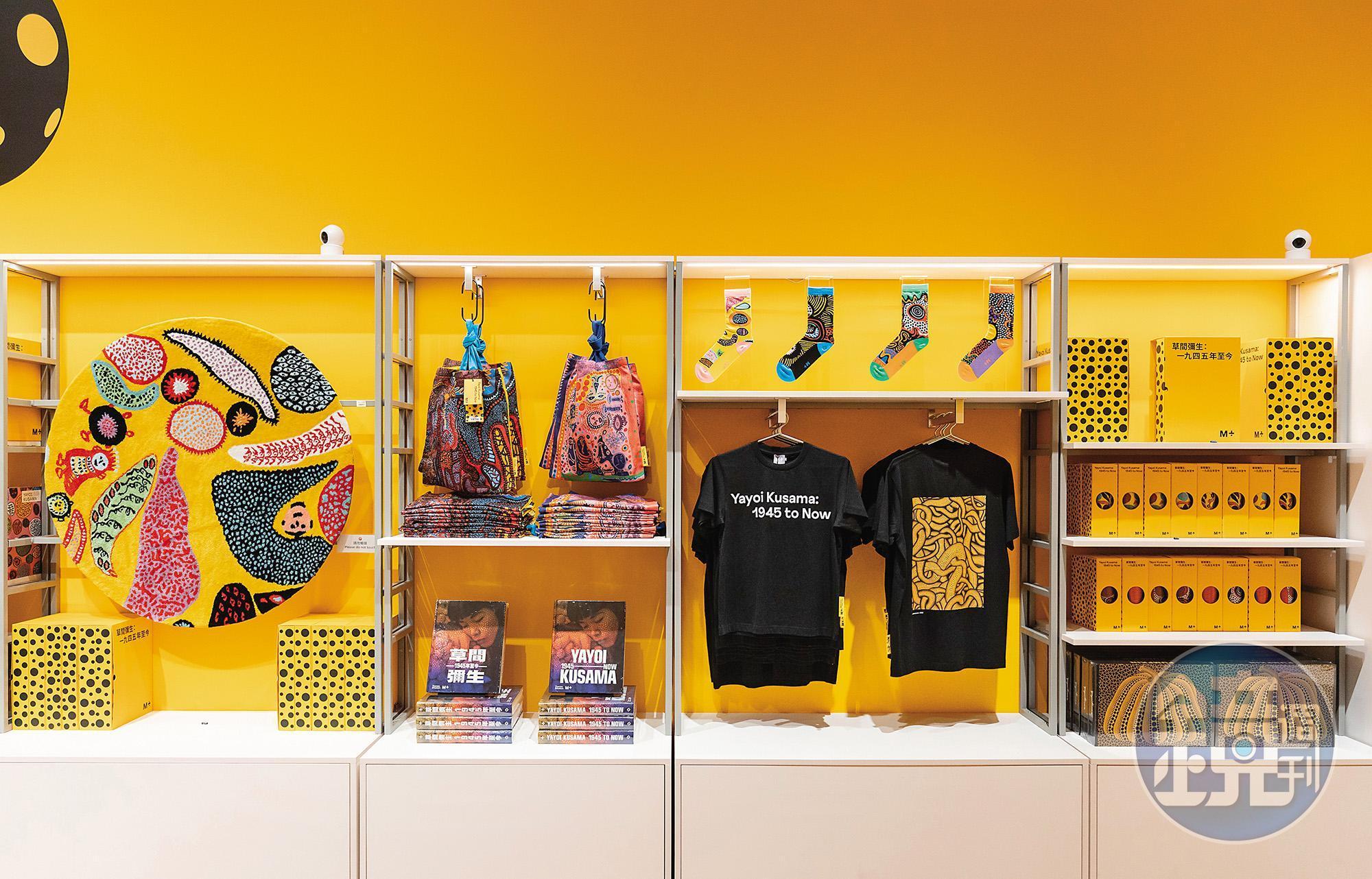 草間彌生展區內的紀念品店,可挑選款式最豐富的草間彌生周邊商品。