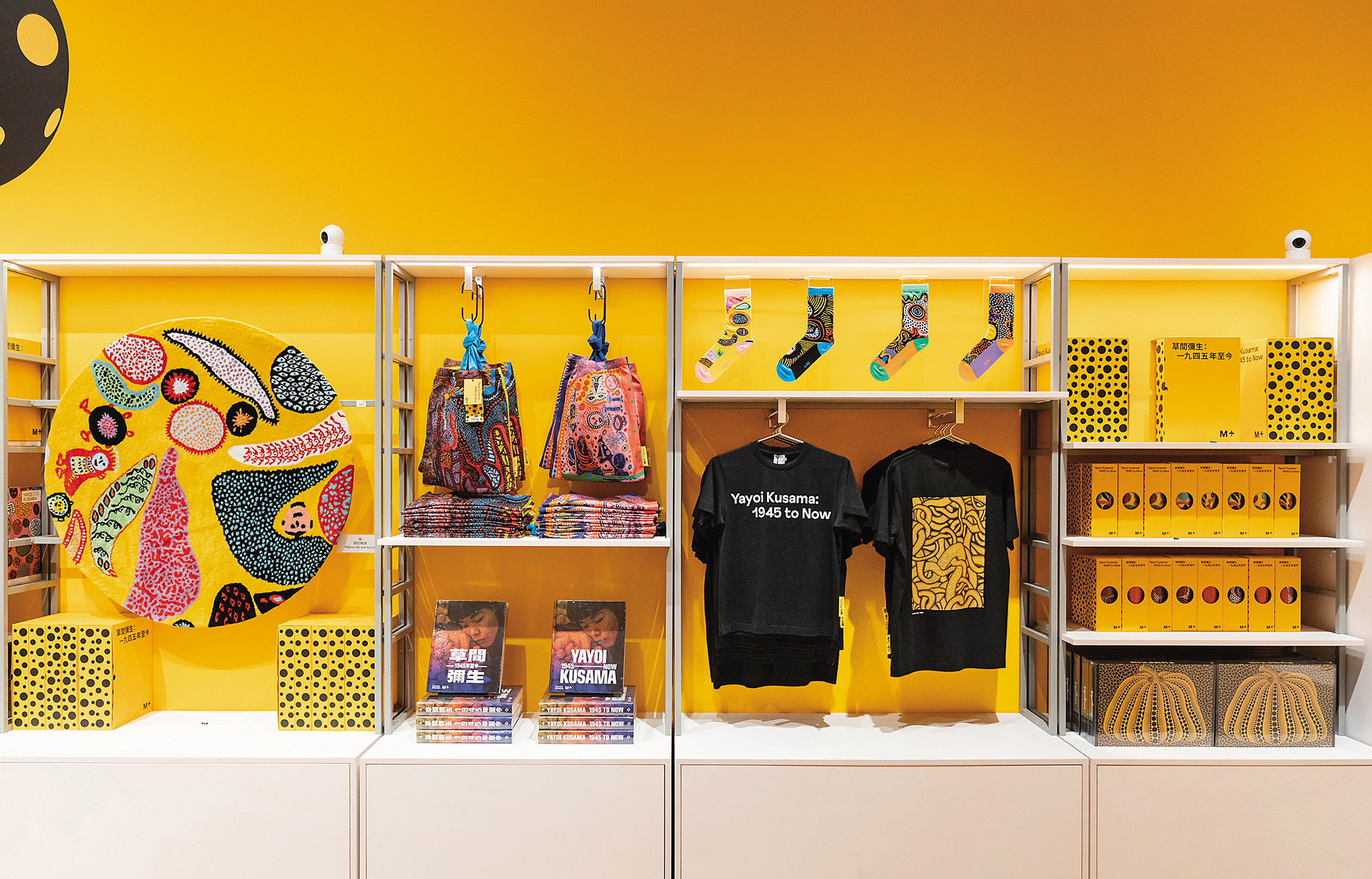 草間彌生展區內的紀念品店，可挑選款式最豐富的草間彌生周邊商品。