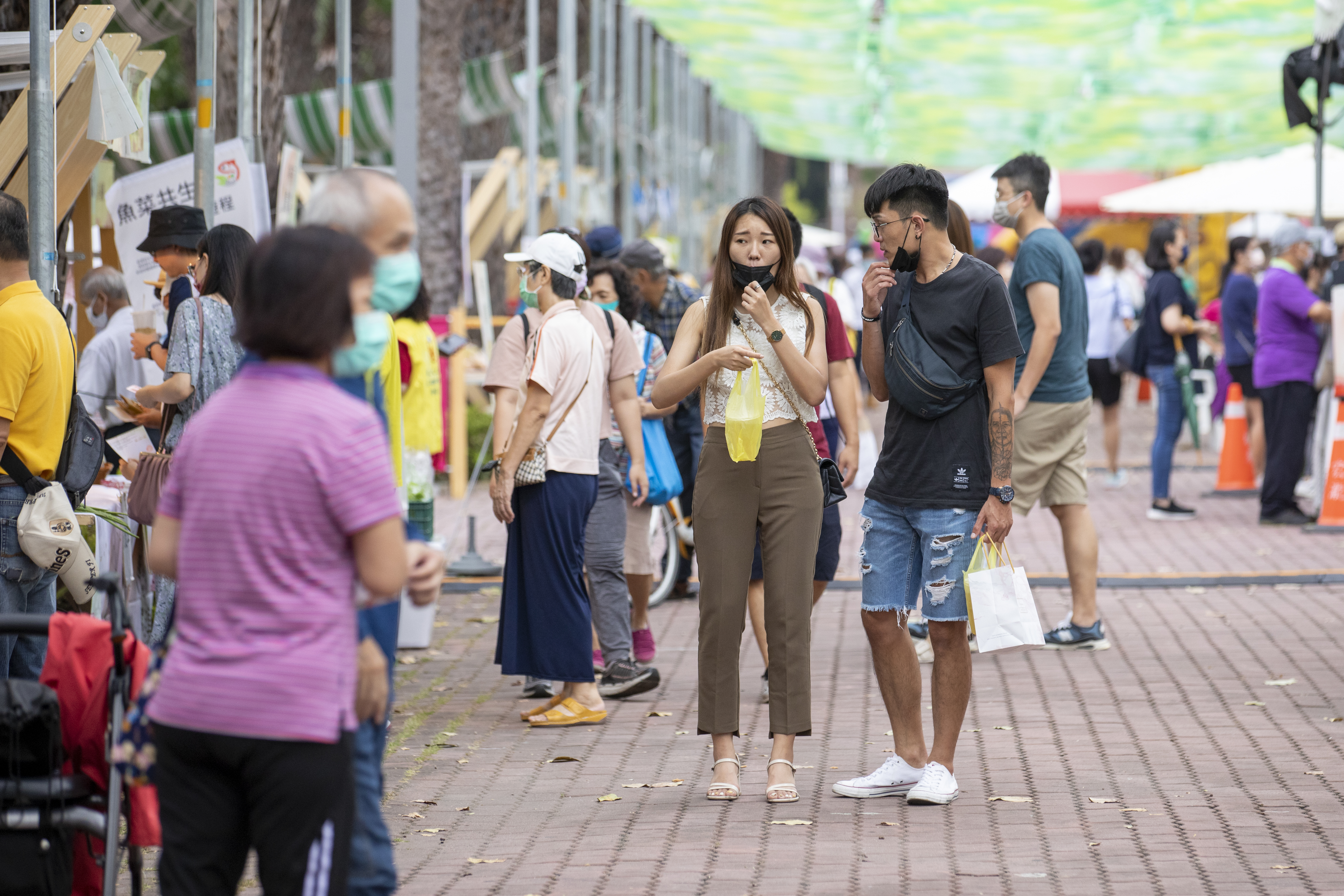 指揮中心陸續宣布放寬口罩措施，但路上仍有不少民眾仍戴著口罩。（本刊資料照）
