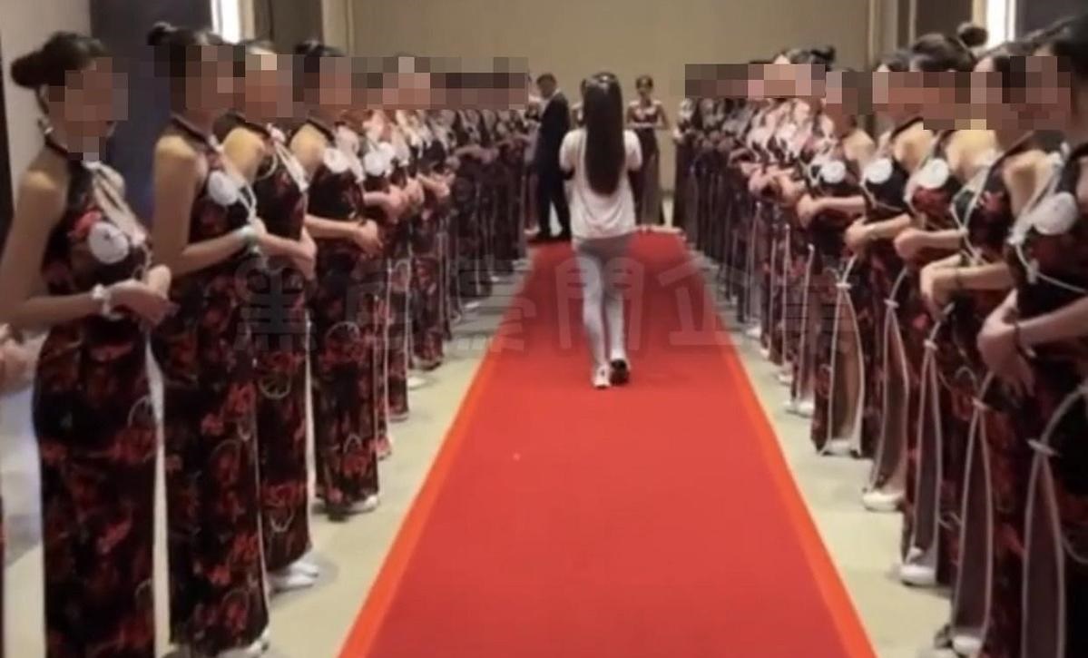 竹聯幫仁堂旗下「明仁會」6日在大直萬豪酒店舉辦春酒晚會，聘請170名旗袍辣妹。（翻攝自黑色豪門企業Telegram）