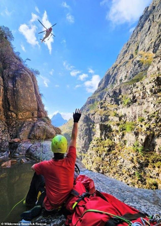 受傷登山客等待救援。（翻自《每日郵報》）