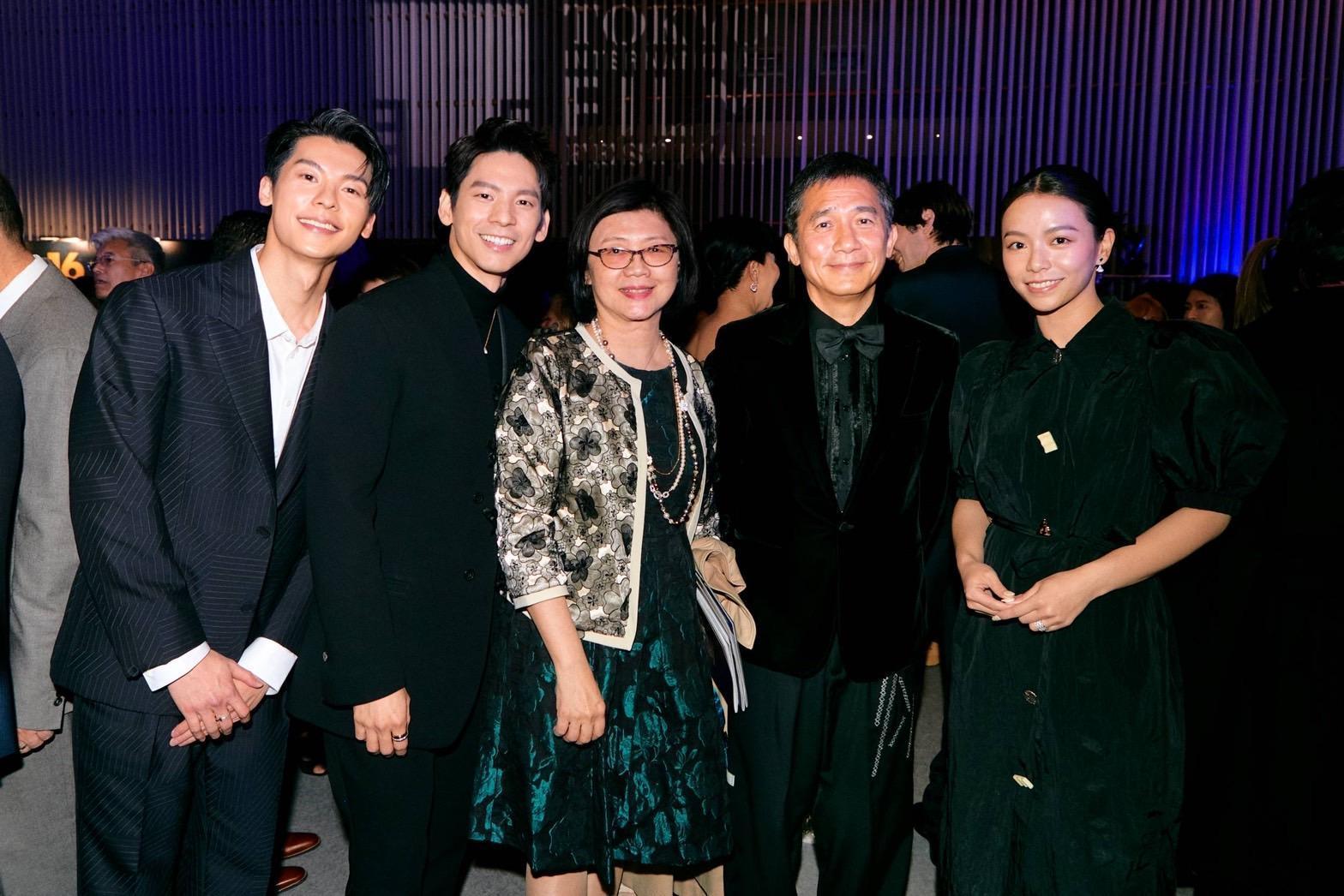林柏宏（左二）、許光漢（左一）、宋芸樺（右一）等新生代演員有機會與梁朝偉（右二）合照都十分開心。中為台北市影委會總監饒紫娟。（牽猴子提供／攝影Mr.Triangle）