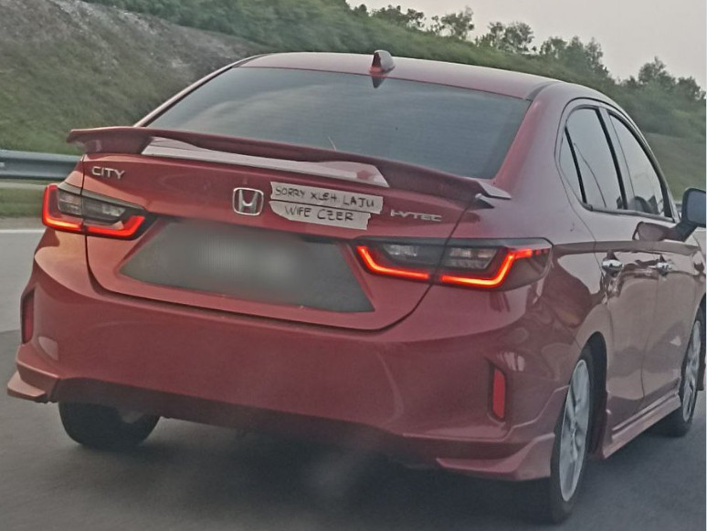 一位網友上傳照片，一輛龜速車車尾貼了一張令人感動的字條，讓網友深受感動。（翻攝推特@tumbukrusuk）