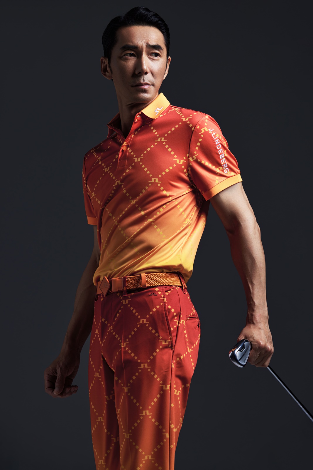 李李仁穿著J.Lindeberg漸層菱格印花Polo衫(NT$4,880)、鑽石菱格四面彈球褲(NT$7,880)、鑽石圖騰編織彈力腰帶(NT$4,280)。(J.Lindeberg提供)