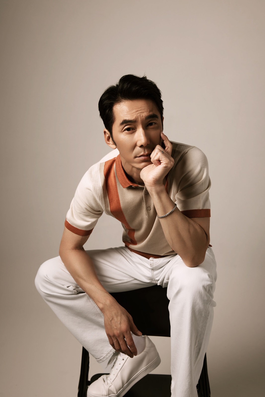 李李仁穿著J.Lindeberg撞色涼感紡絲針織衫(NT$5,980)、經典米白牛仔寬褲(NT$6,480)。(J.Lindeberg提供)