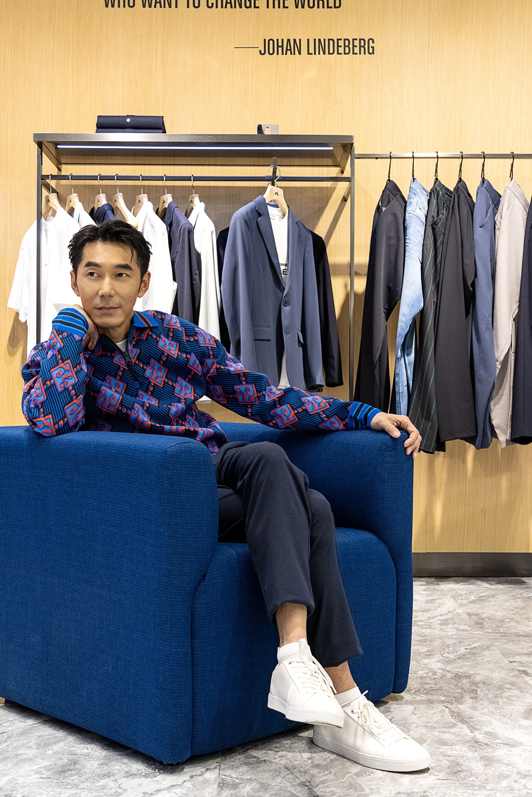 李李仁穿著鑽石圖騰緹花長袖Polo衫(NT$8,480)、時尚涼感T恤(NT$3,980 )、細格打褶褲(NT$6,980)。(J.Lindeberg提供)