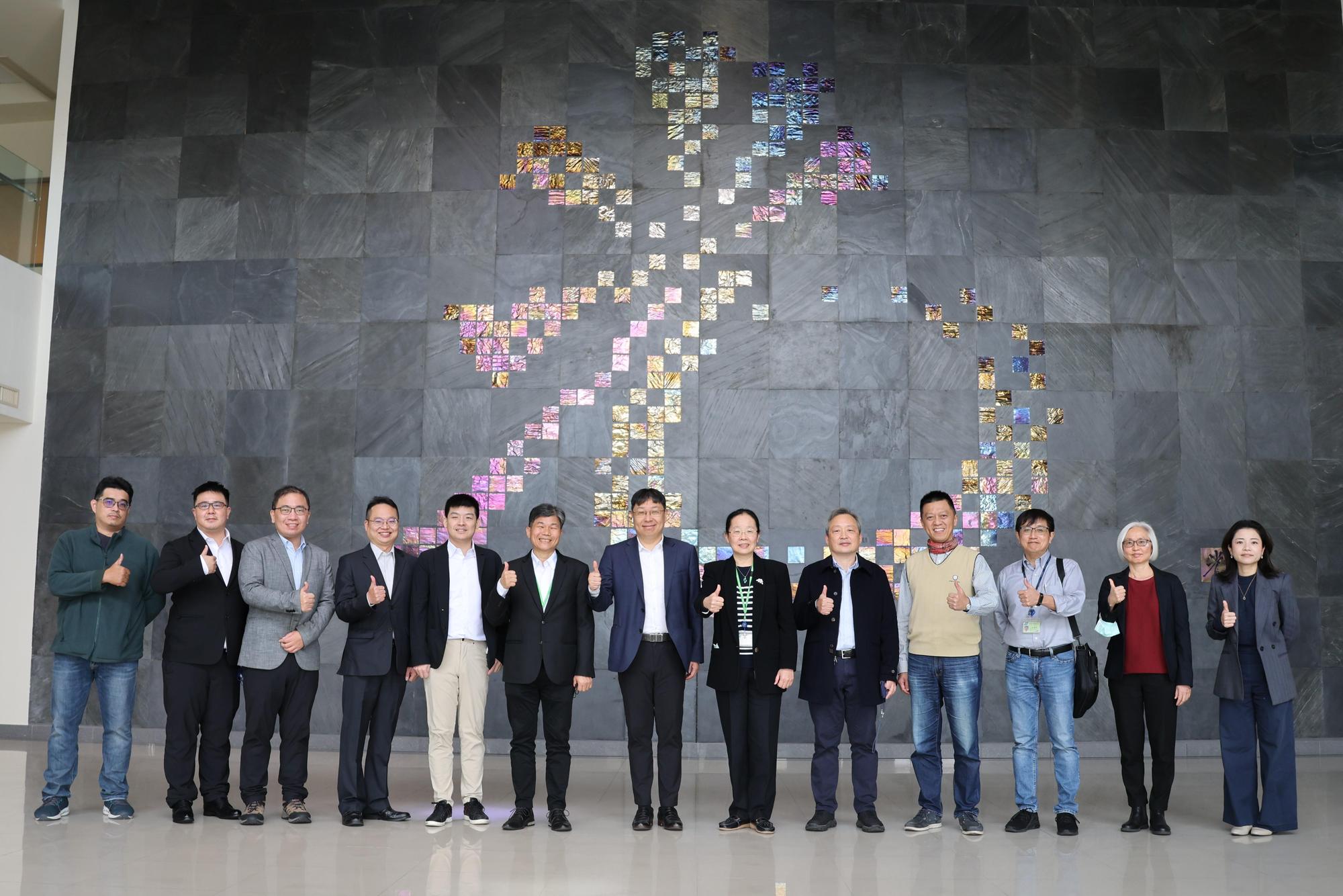 能元科技(右7為能元科技薛人禎總經理)與國家同步輻射研究中心(右6為國輻中心徐嘉鴻主任)聯手,啟動次世代高效能航空鋰離子電池研究計畫。(能元科技提供)