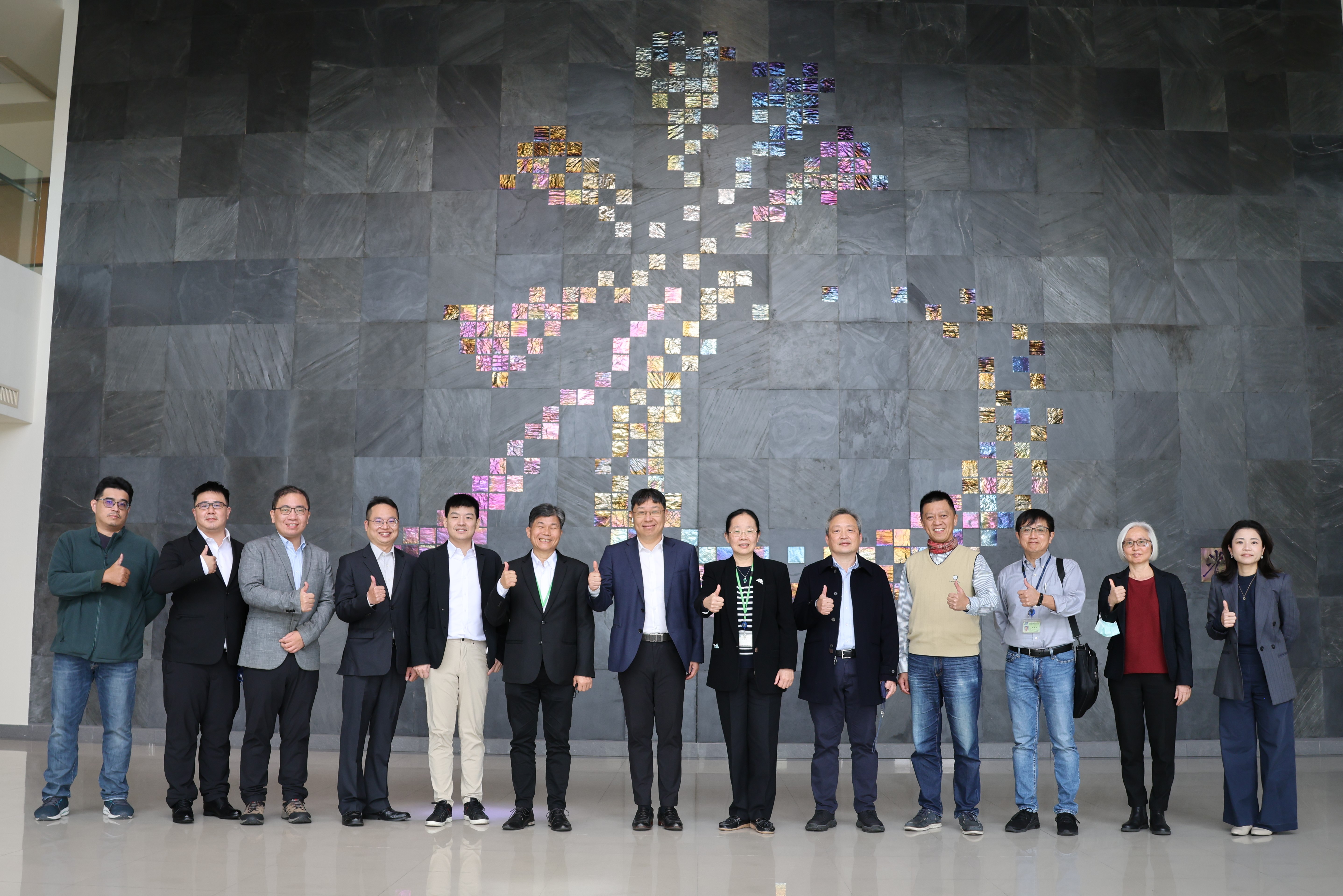 能元科技（右7為能元科技薛人禎總經理）與國家同步輻射研究中心（右6為國輻中心徐嘉鴻主任）聯手，啟動次世代高效能航空鋰離子電池研究計畫。（能元科技提供）