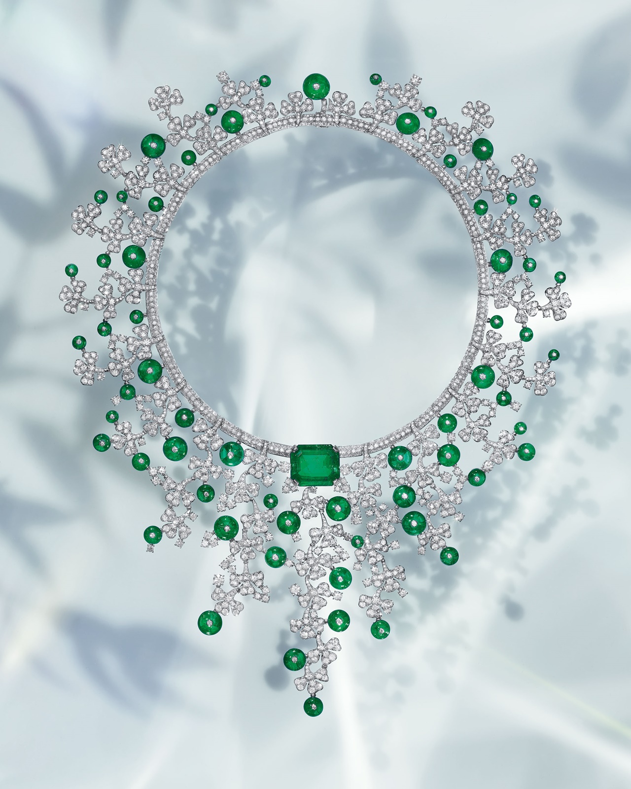 Bulgari Eden the Garden of Wonders系列Emerald Eden Drop頂級祖母綠與鑽石項鍊為本次展覽中最高單價珠寶，約為1.5億元台幣。（BVLGARI提供）