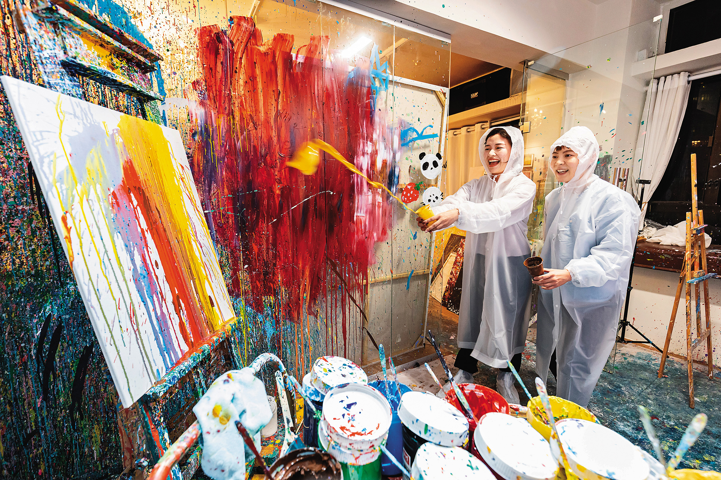 香港「西施畫坊（中環店）」推出超紓壓「瘋狂繪畫」體驗，還會提供雨衣、鞋套，讓客人在專屬包廂裡恣意創作。