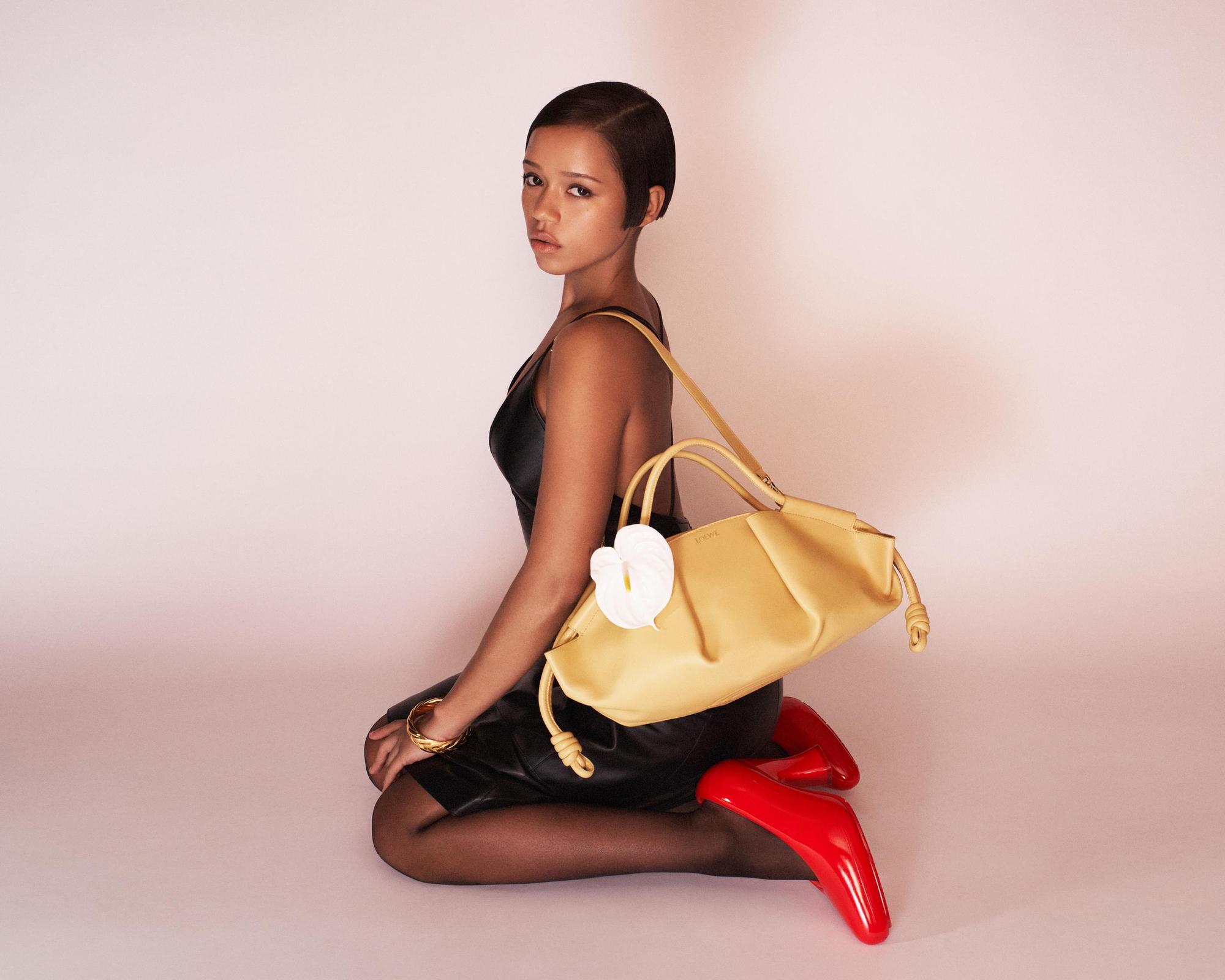 LOEWE全新Paseo包款輪廓圓弧、皮革柔軟,充滿時尚感。(LOEWE提供)