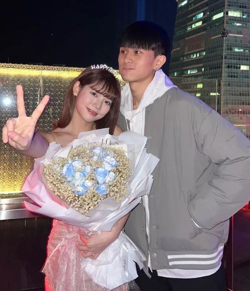 庭庭在IG上傳生日照片,突然出現和一名男生合照,讓網友引起關注。(翻攝自庭庭IG)