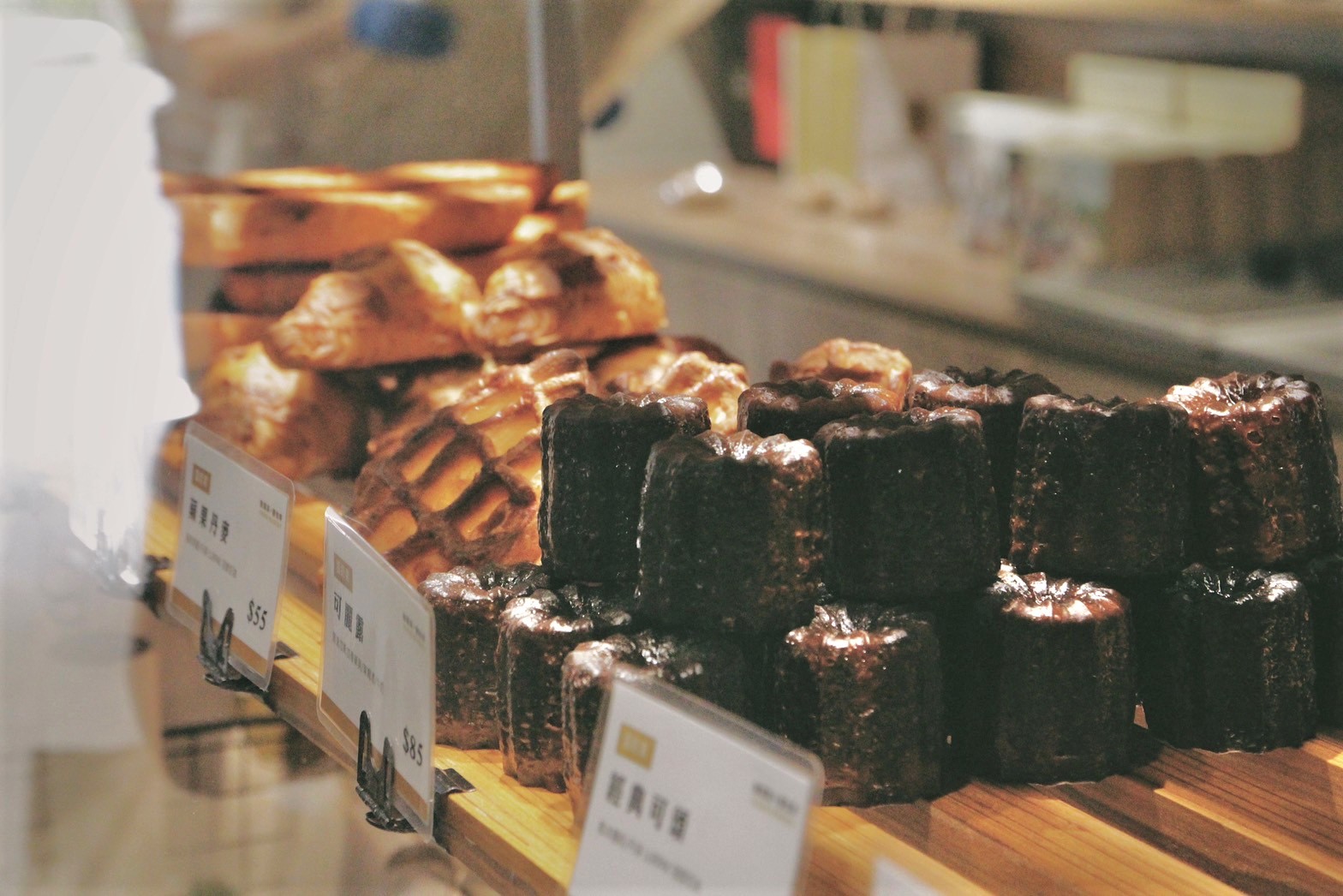 「陳耀訓・麵包埠」販售的麵包、甜點種類多元。