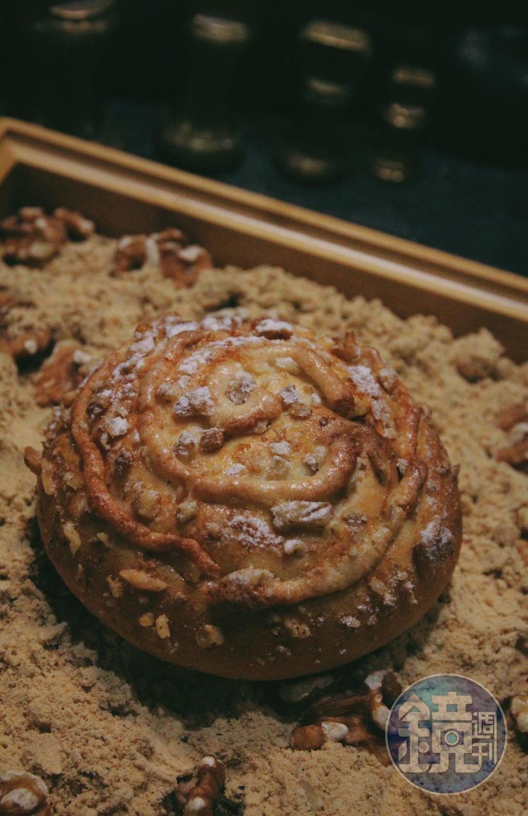 改良版的「麵茶麵包」,少了麵茶奶油霜,卻更能細嚼出內餡的香甜。(55元/個)