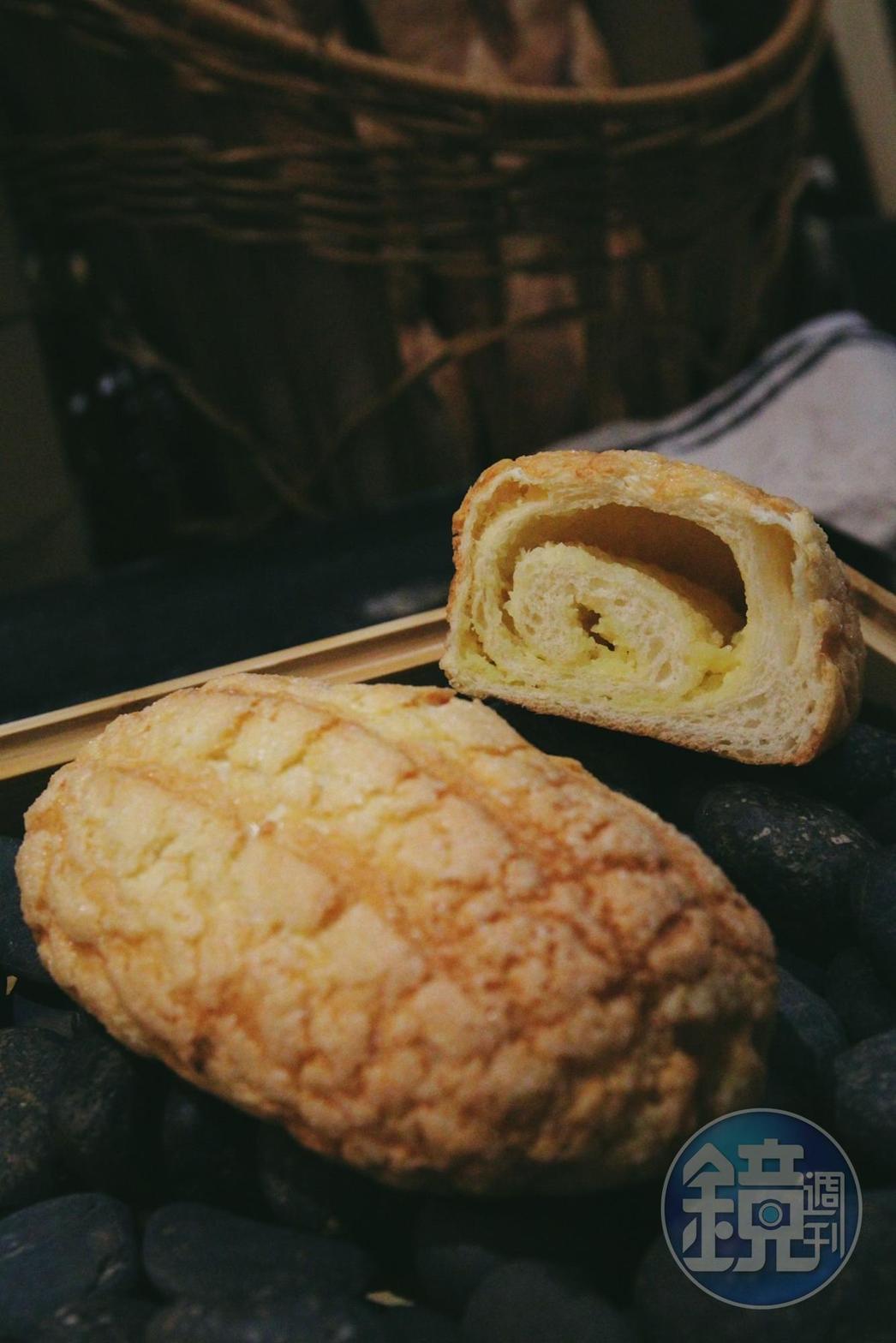 為確保波蘿外層足夠酥脆,外觀如手榴彈的「炸彈麵包」捨去模具改為手包。(52元/個)