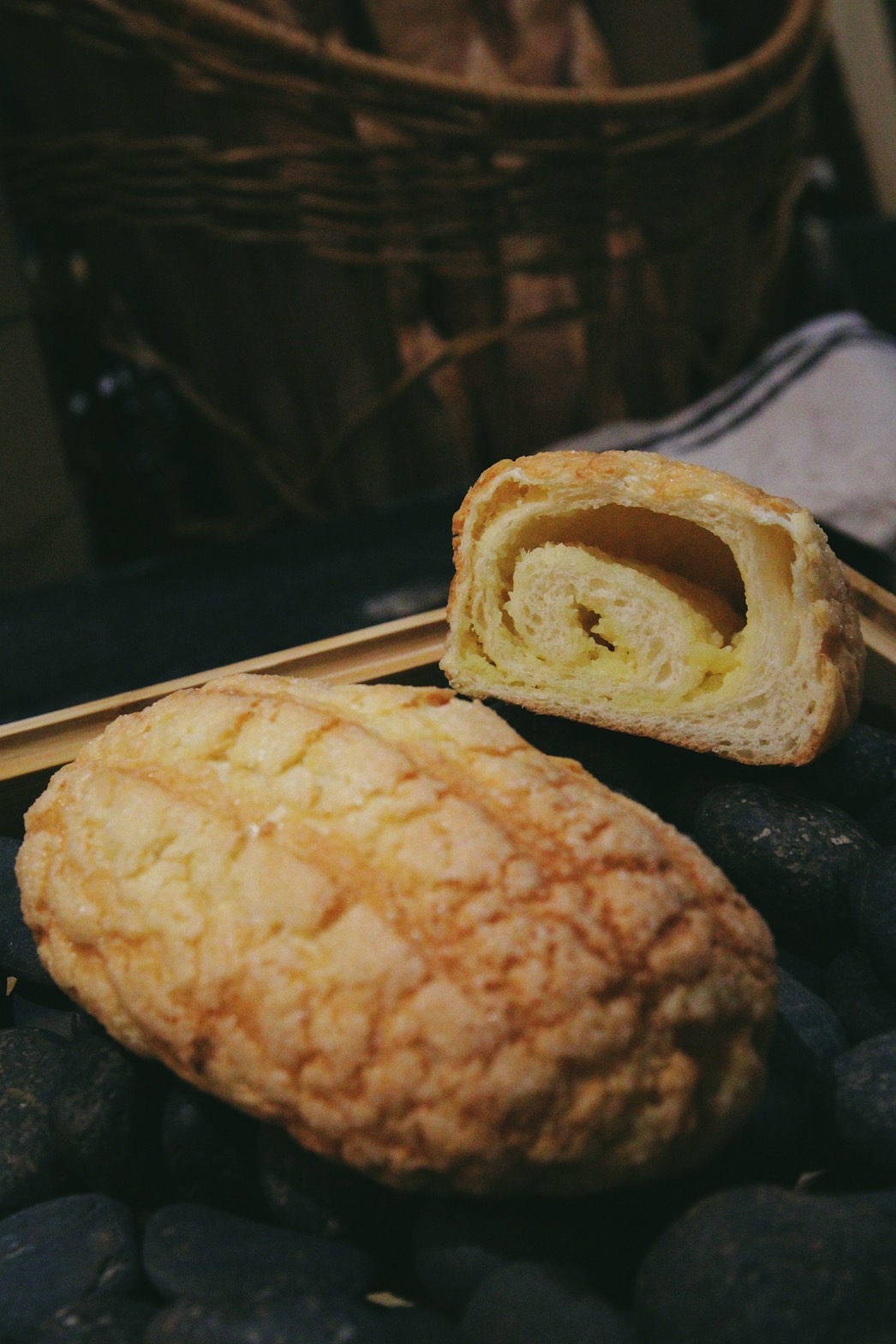 為確保波蘿外層足夠酥脆,外觀如手榴彈的「炸彈麵包」捨去模具改為手包。(52元/個)