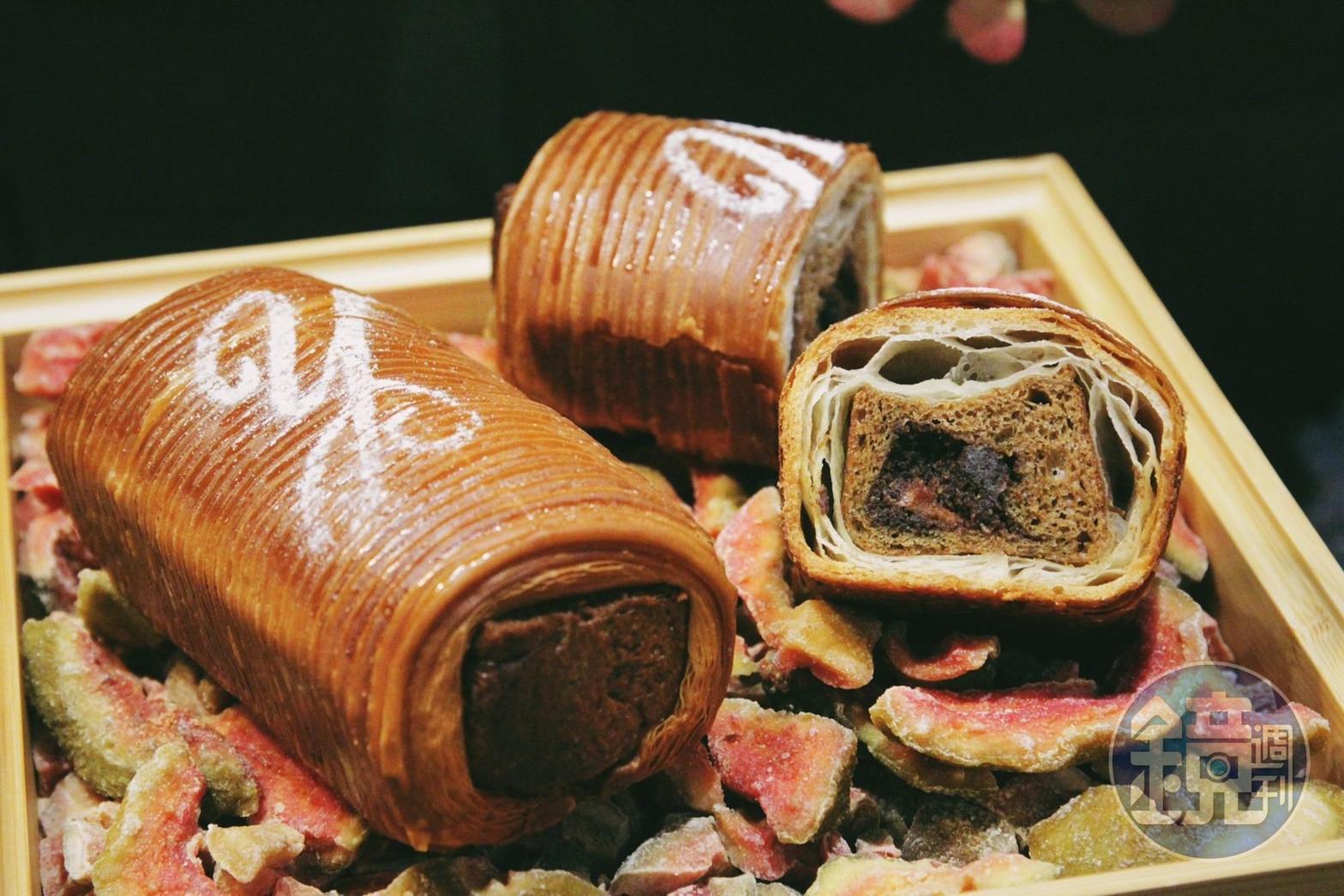 外酥內軟,帶有兩種麵包口感的「可頌布里歐」製作過程相當費工,(80元/個)
