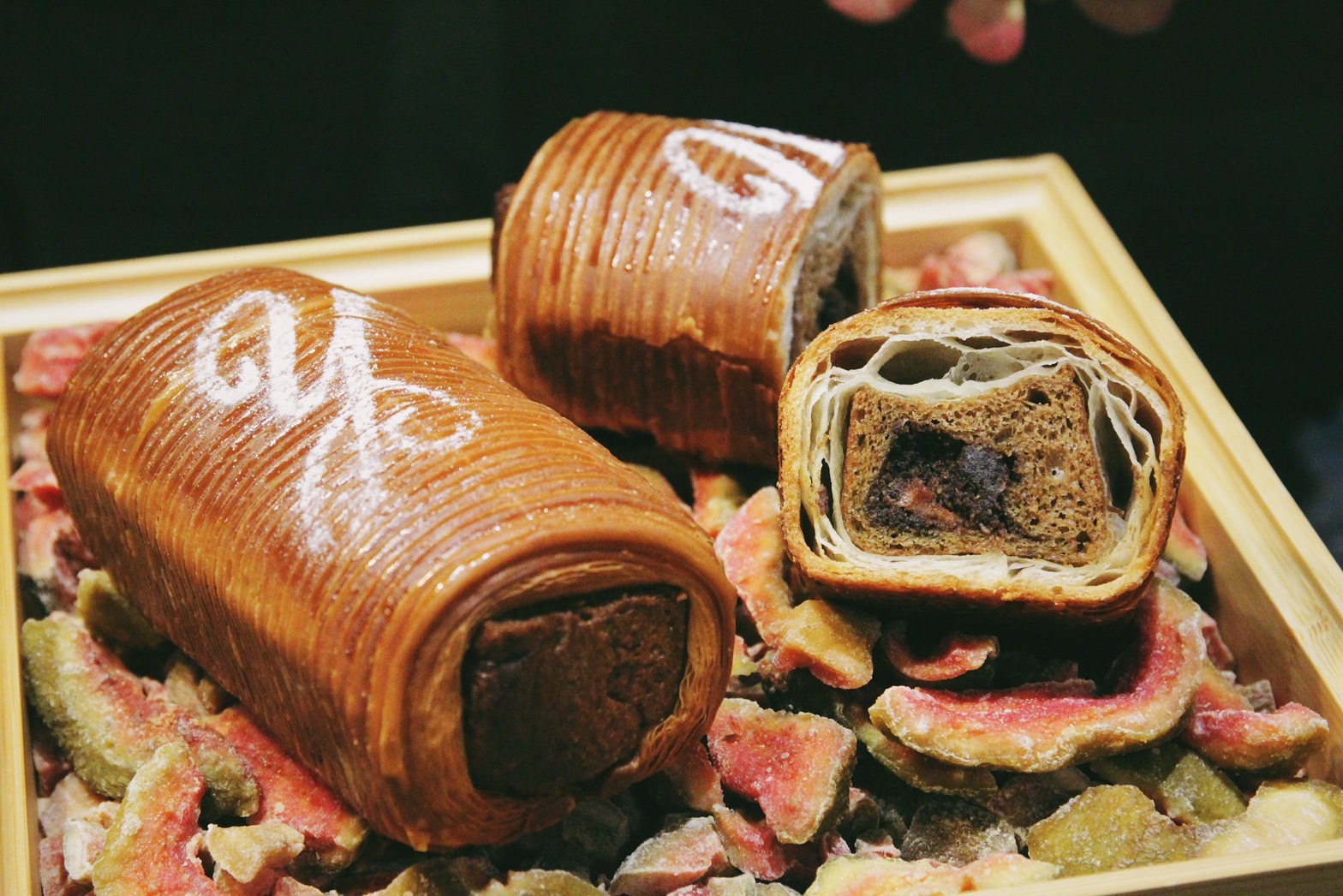 外酥內軟,帶有兩種麵包口感的「可頌布里歐」製作過程相當費工,(80元/個)