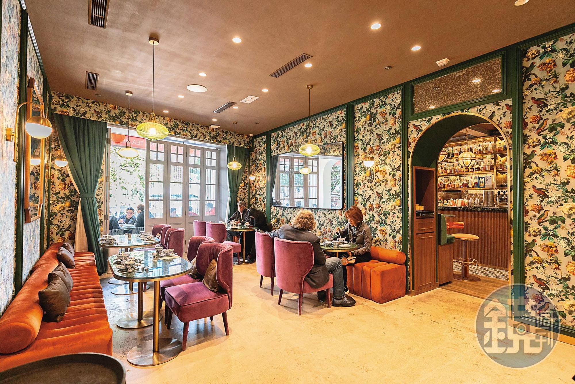 和昌飯店內有各種不同的用餐空間，包括酒吧區、茶室與包廂。