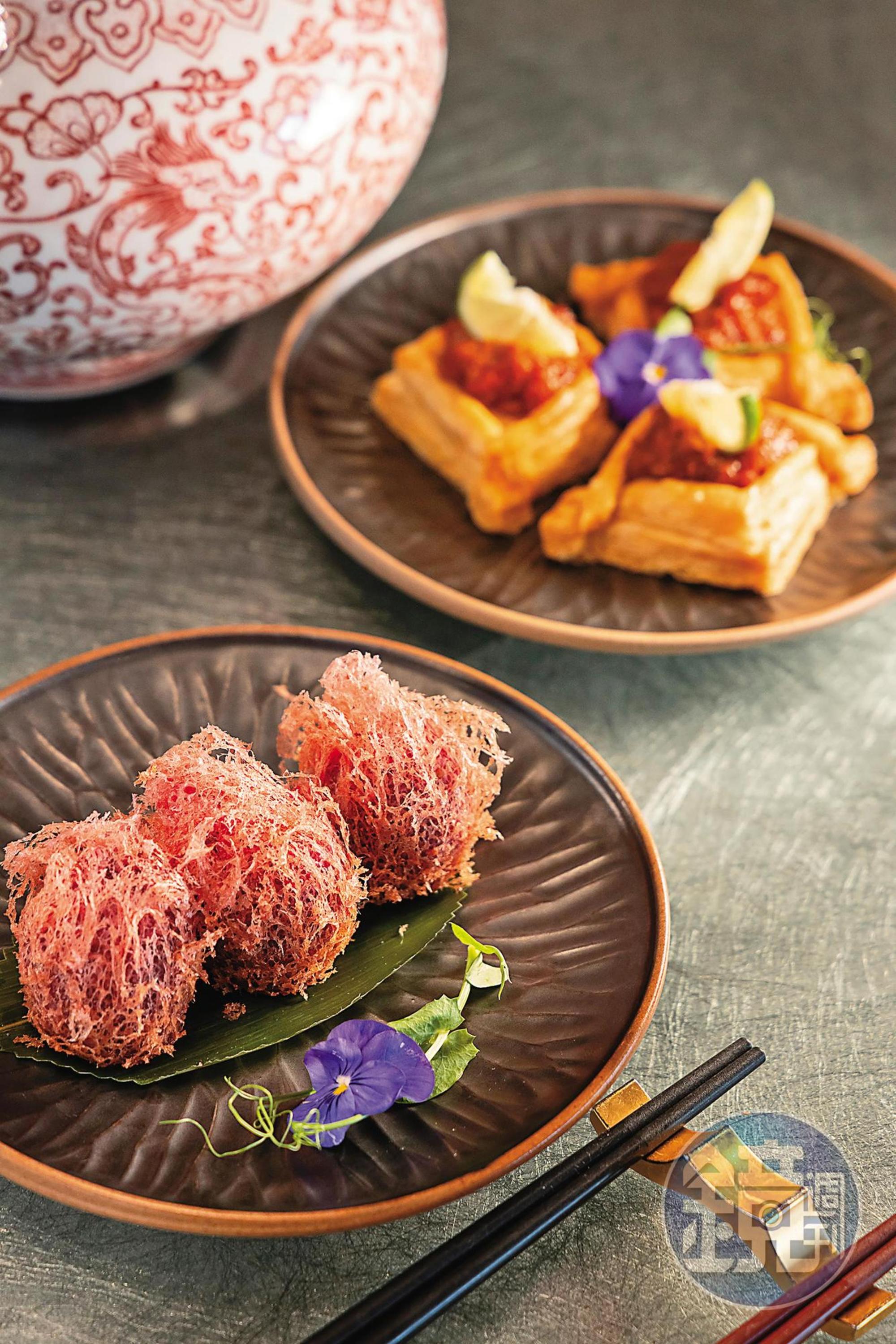 「黑椒和牛紫薯酥」（前，港幣98元／份，約NT$383）和「鴛鴦檸香叉燒酥」（後，港幣78元／份，約NT$305）都做得出色。