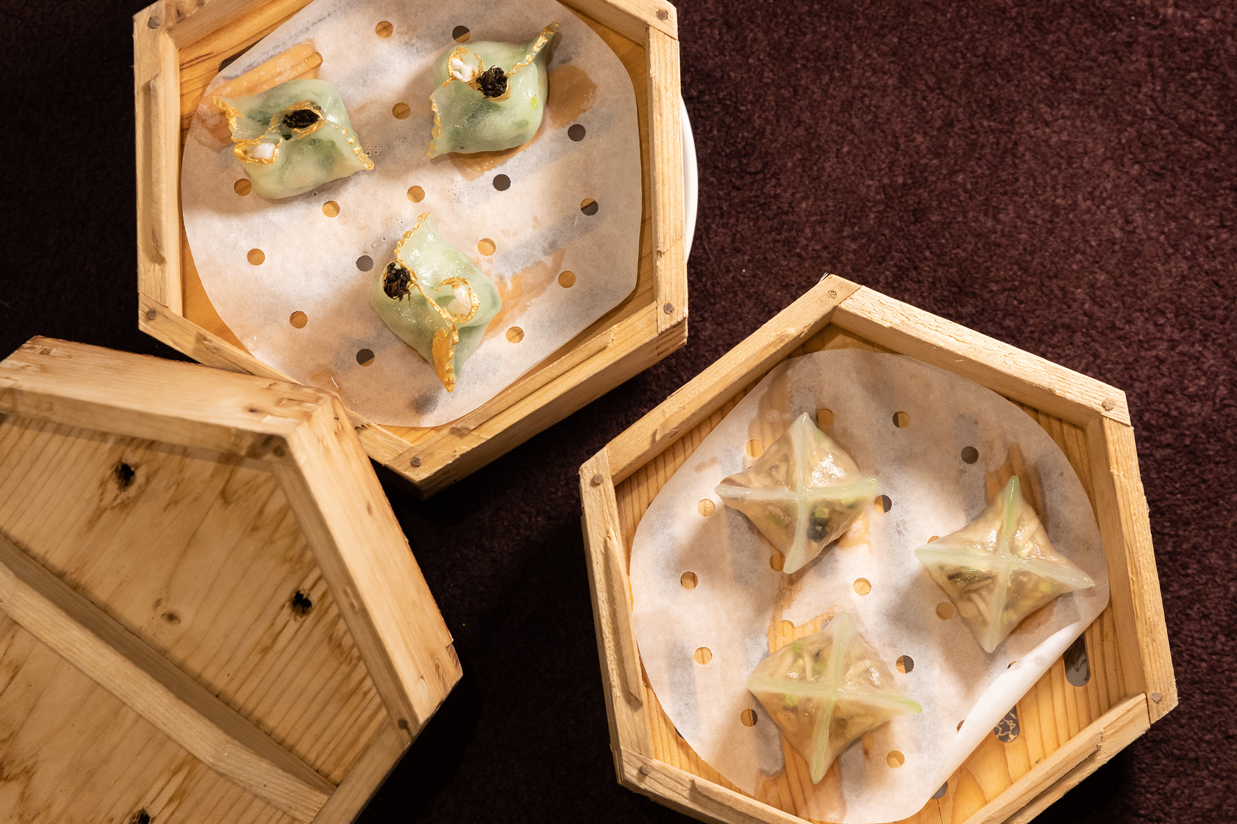 翡翠蟹肉菜苗餃（上，港幣108元／份，約NT$）造型浮誇，水晶竹笙野菌餃（下，港幣88元／份，約NT$343）能嘗到滿溢的菌菇香氣。