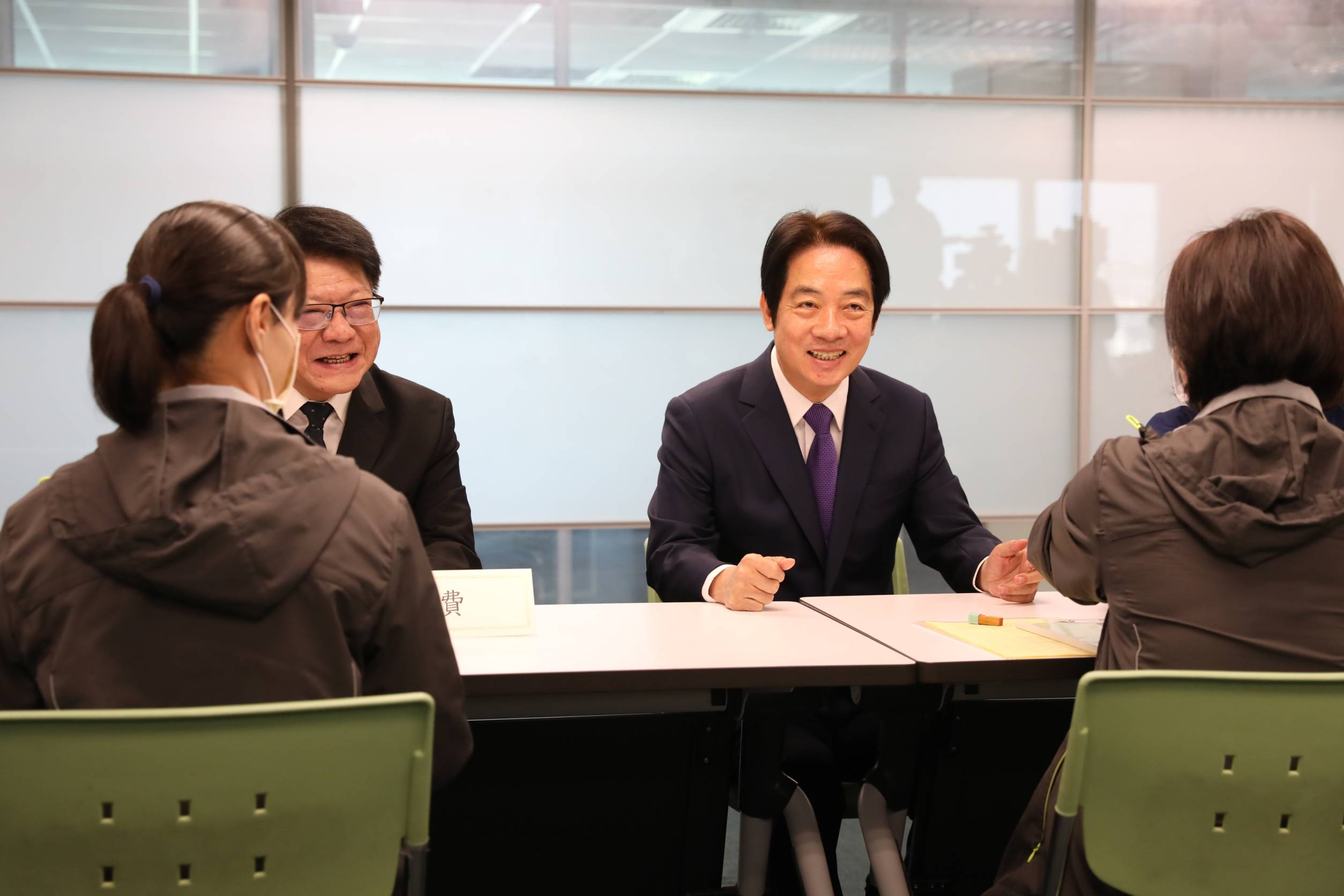 賴清德今在潘孟安陪同下前往民進黨中央黨部,登記參選民進黨2024總統初選。