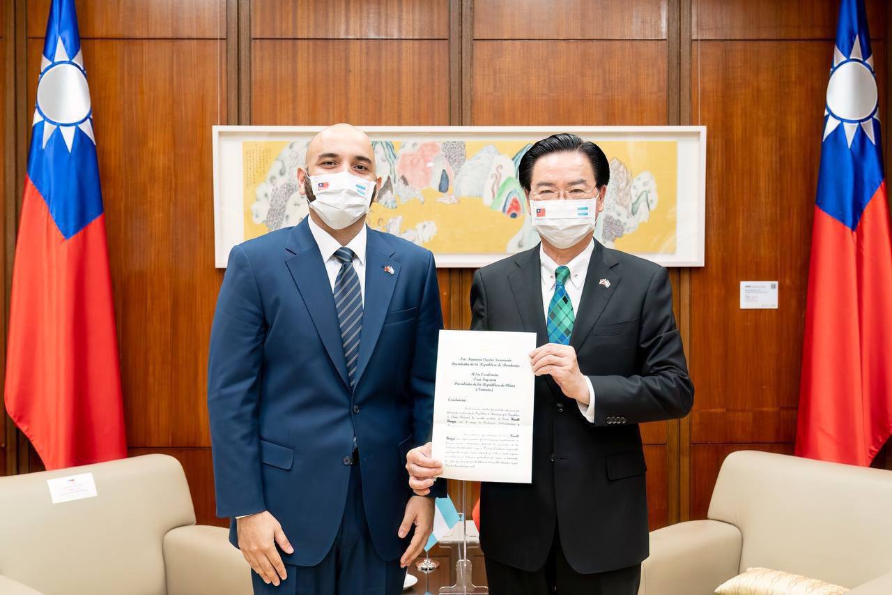 針對宏都拉斯恐與我斷交，外交部今召見宏都拉斯大使布羅德（左）了解情況。右為外交部長吳釗燮。（外交部提供）