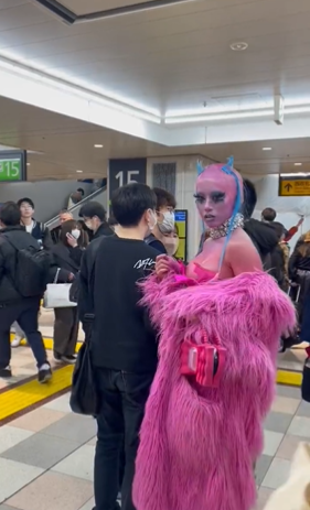 JR車站人來人往，她行徑依然大膽。（翻自推特）