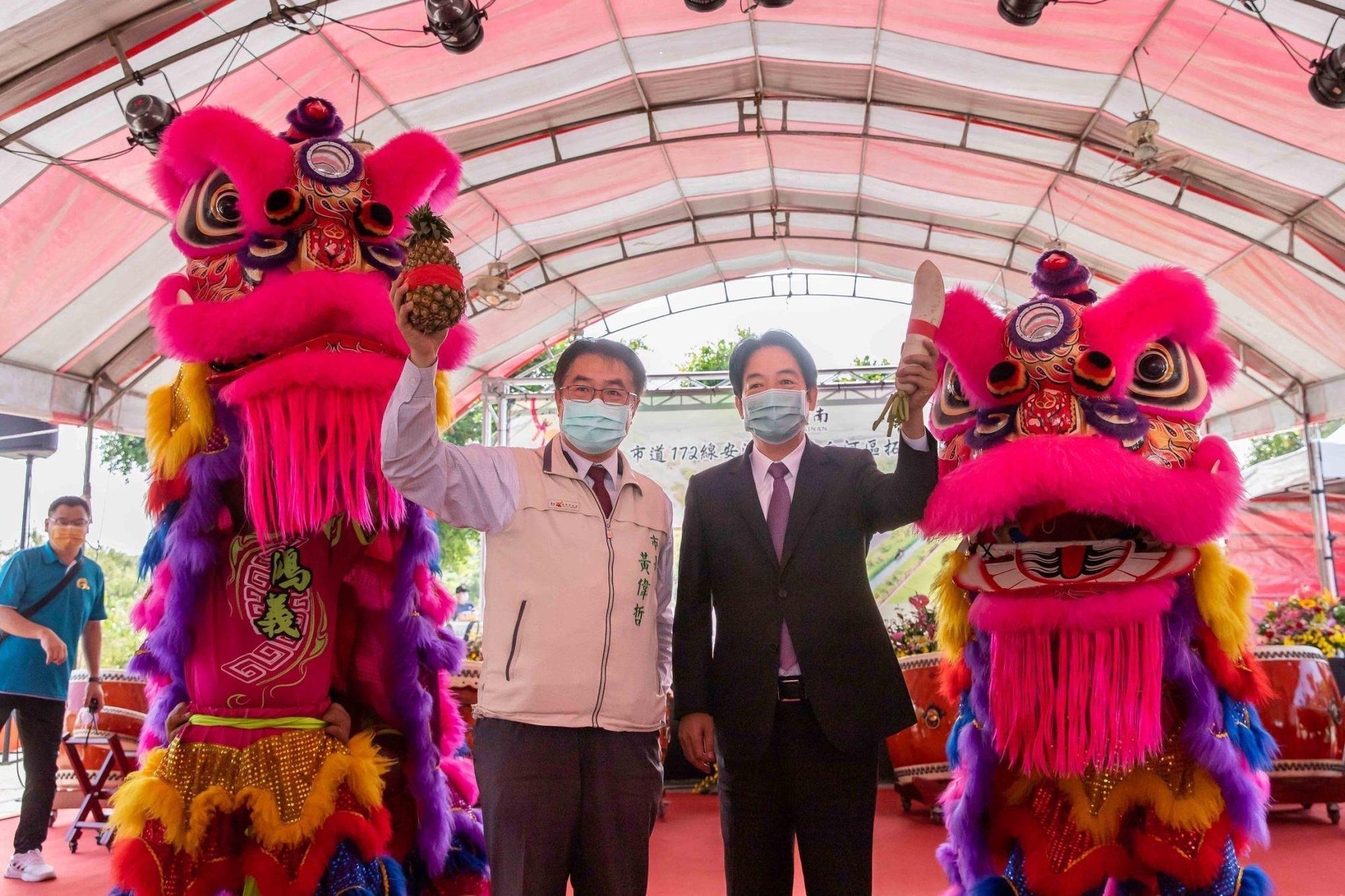 賴清德（右）登記總統初選，黃偉哲（左）盼老市長成台灣新總統。（翻攝畫面）
