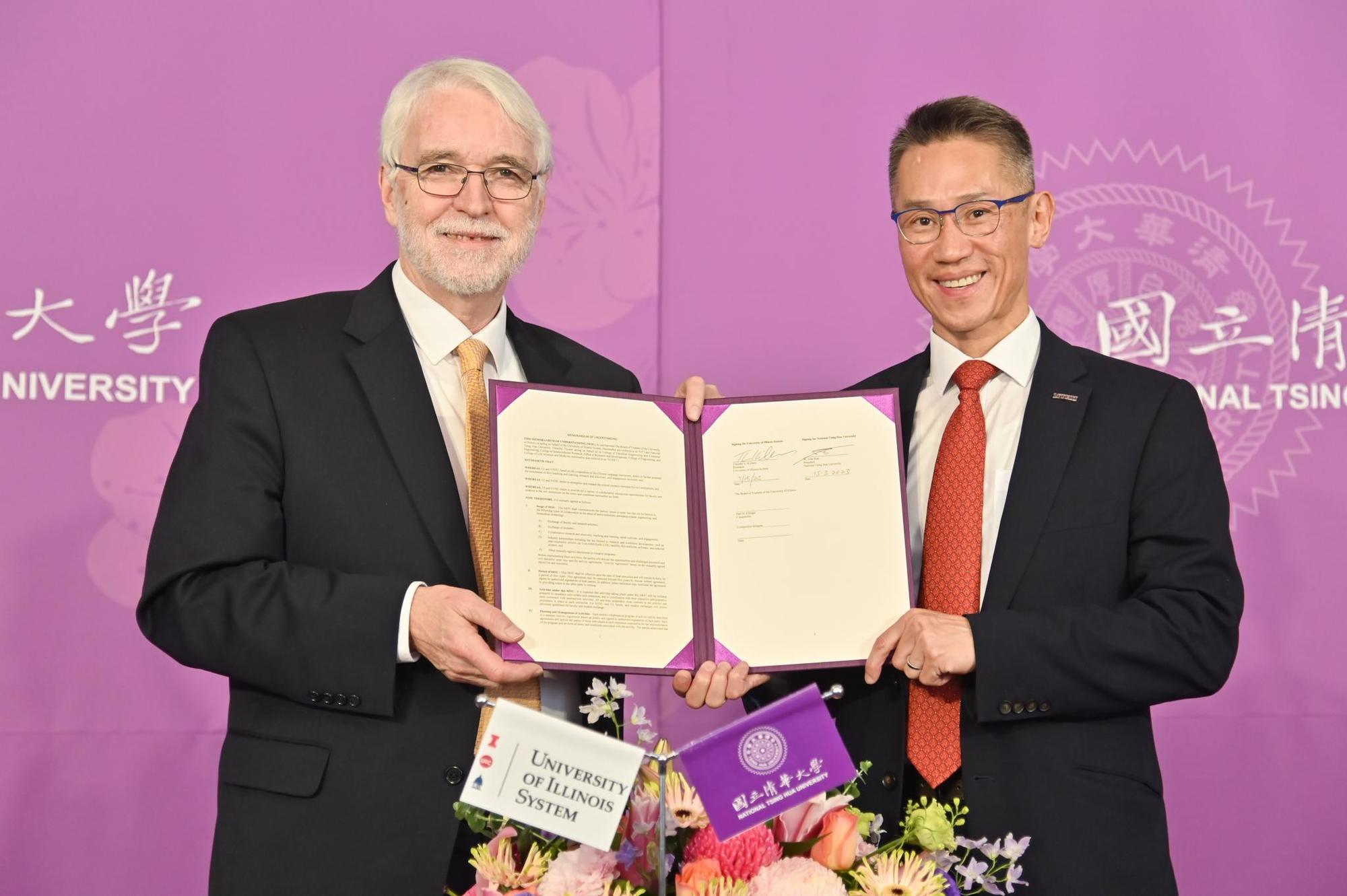 清華大學校長高為元(右)與伊利諾大學系統總校長柯霖簽訂合作備忘錄。(清華大學提供)