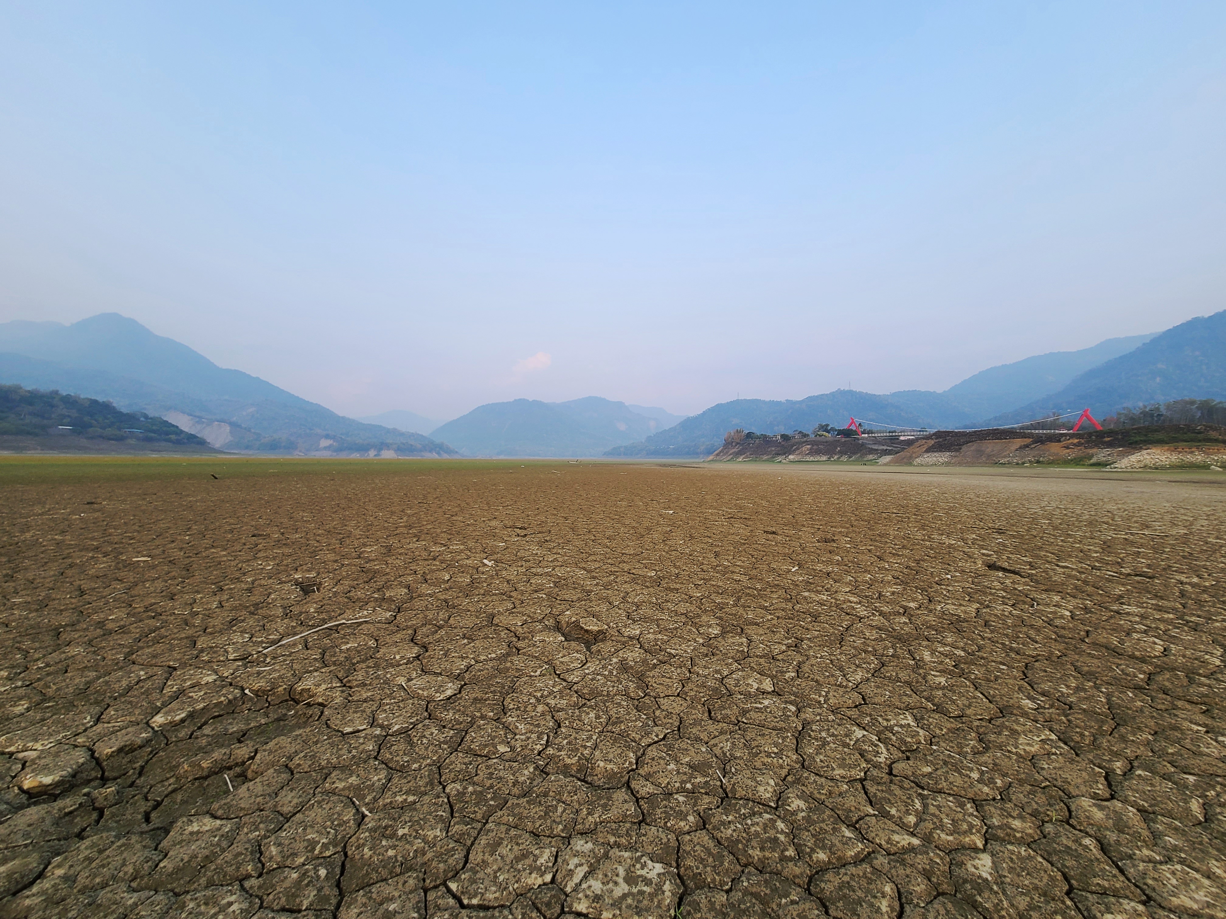 南部地區水情吃緊,較2年前的百年大旱更加嚴峻;圖為前年旱災缺水危機,曾文水庫2021年3月枯水期。(本刊資料照)