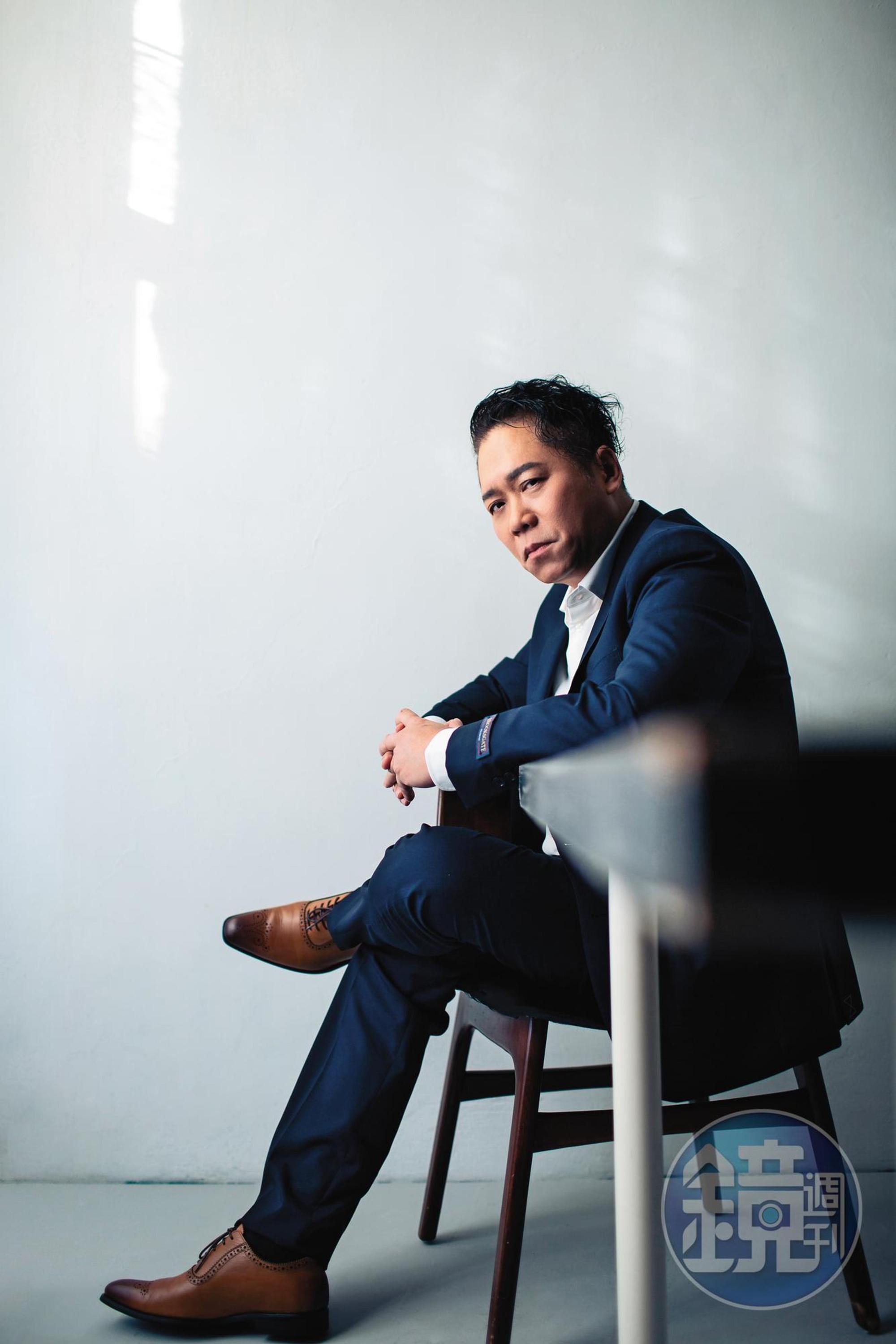 卜學亮笑稱自己這張照片好像是「總裁」，如果他真的是「總裁」，應該是「長尾效應」的總裁！