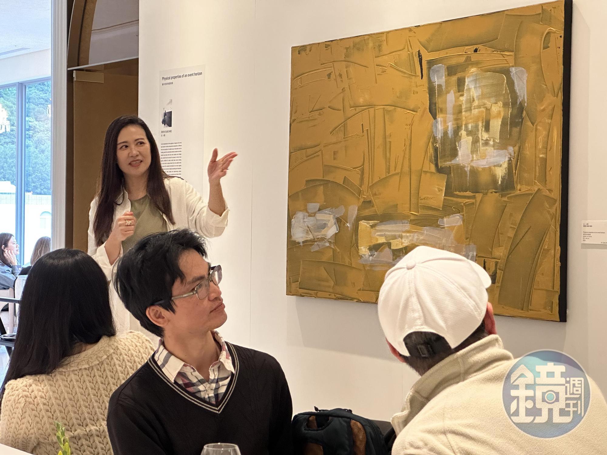 跨領域藝術家石小墨（左後），擅長以刮刀技法作畫。