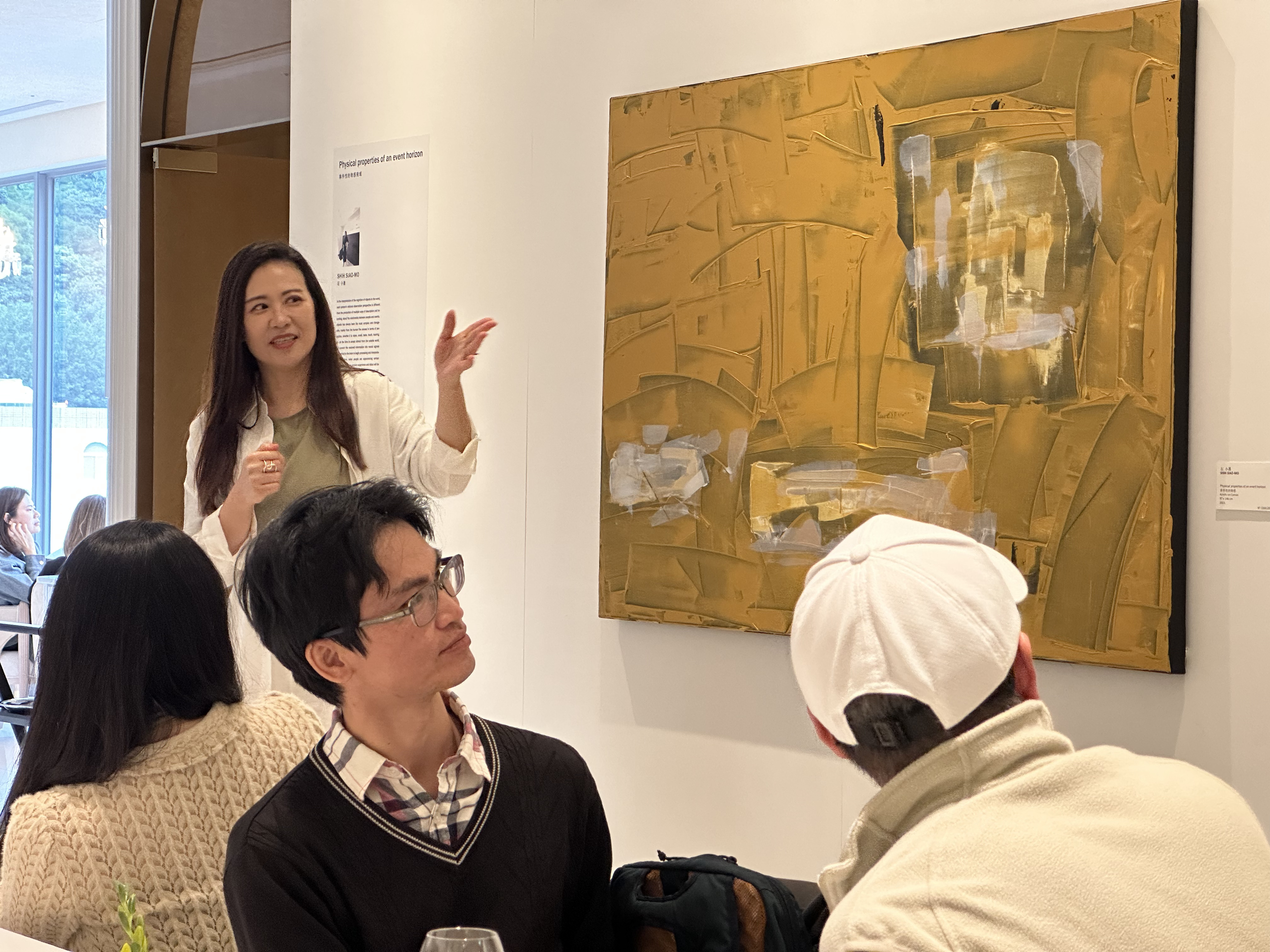 跨領域藝術家石小墨(左後),擅長以刮刀技法作畫。