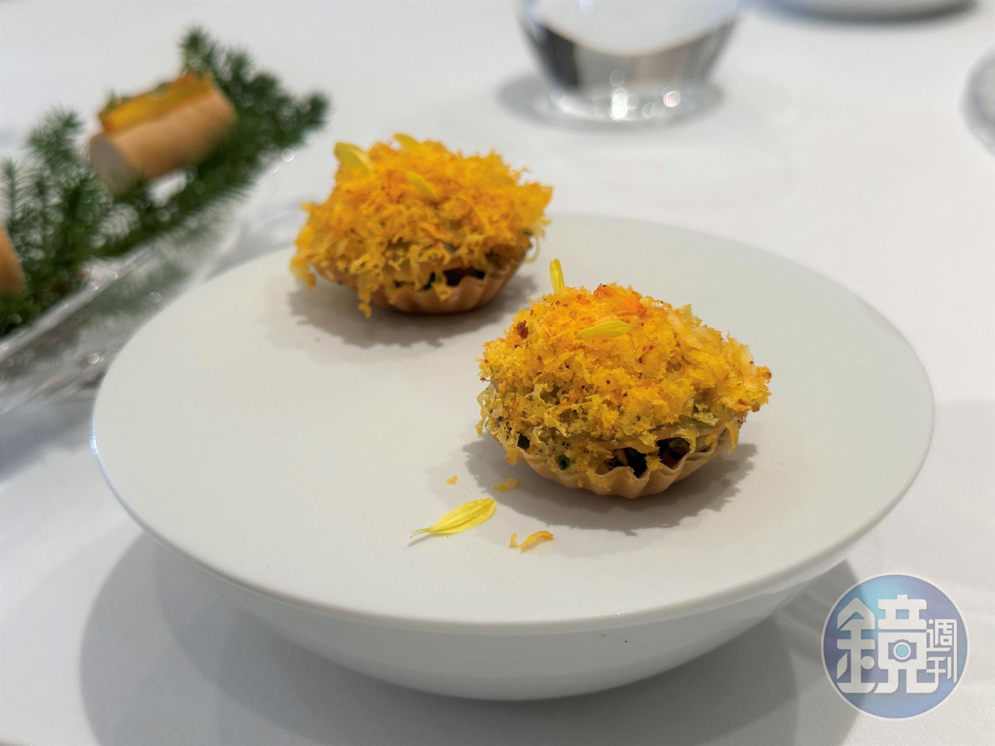 開胃小點「楊桃塔」塔皮酥脆，水果玉米餡香甜，又吃得到鹹蛋黃末的鹹香。（3,680元春季晚間套餐內容）