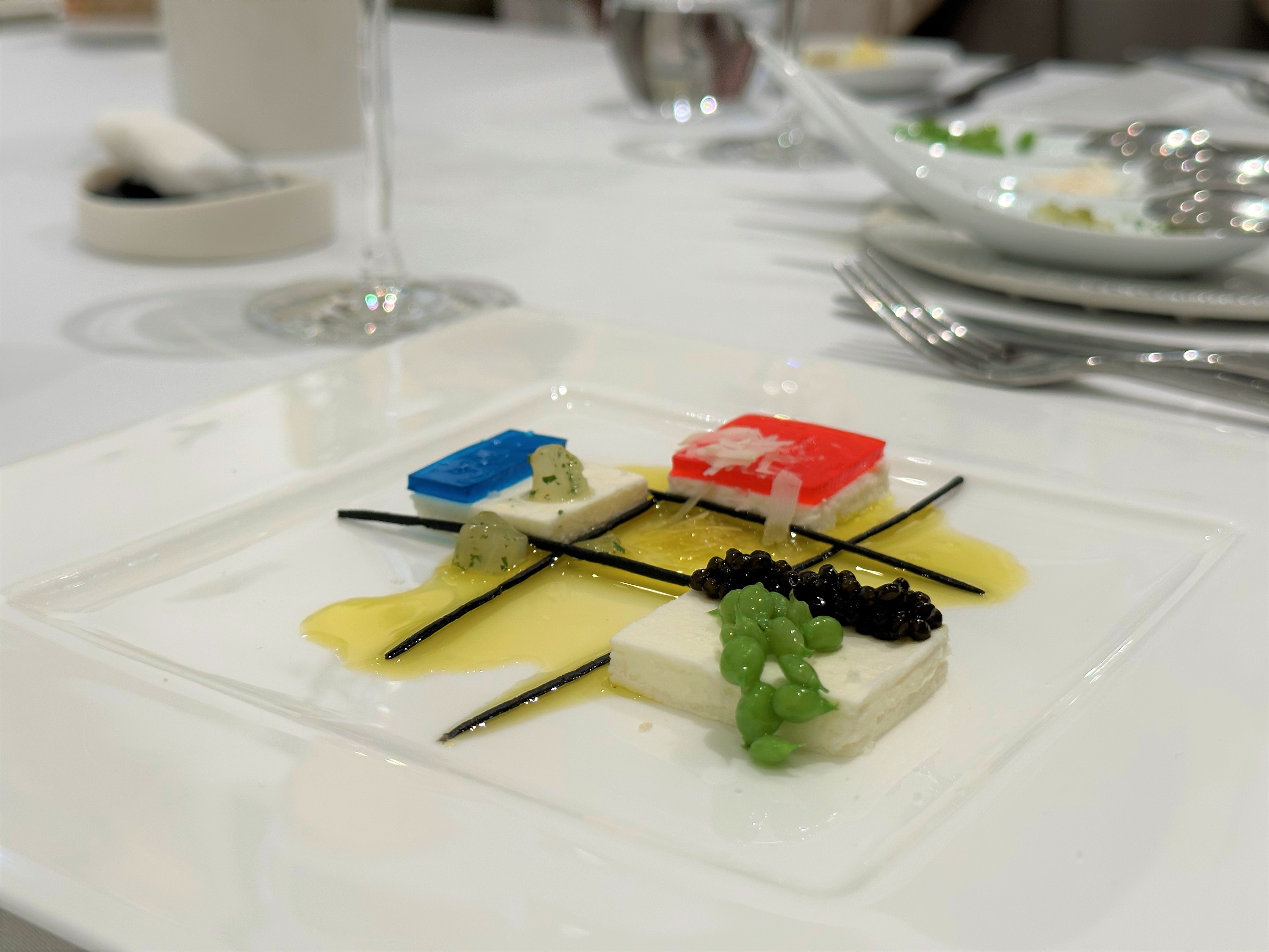 前菜「蒙德里安」,讓客人自己擺放甜豆仁、刨絲的夏威夷豆和萬壽菊青葡萄,感受與主廚共同創作的樂趣。(3,680元春季晚間套餐內容)