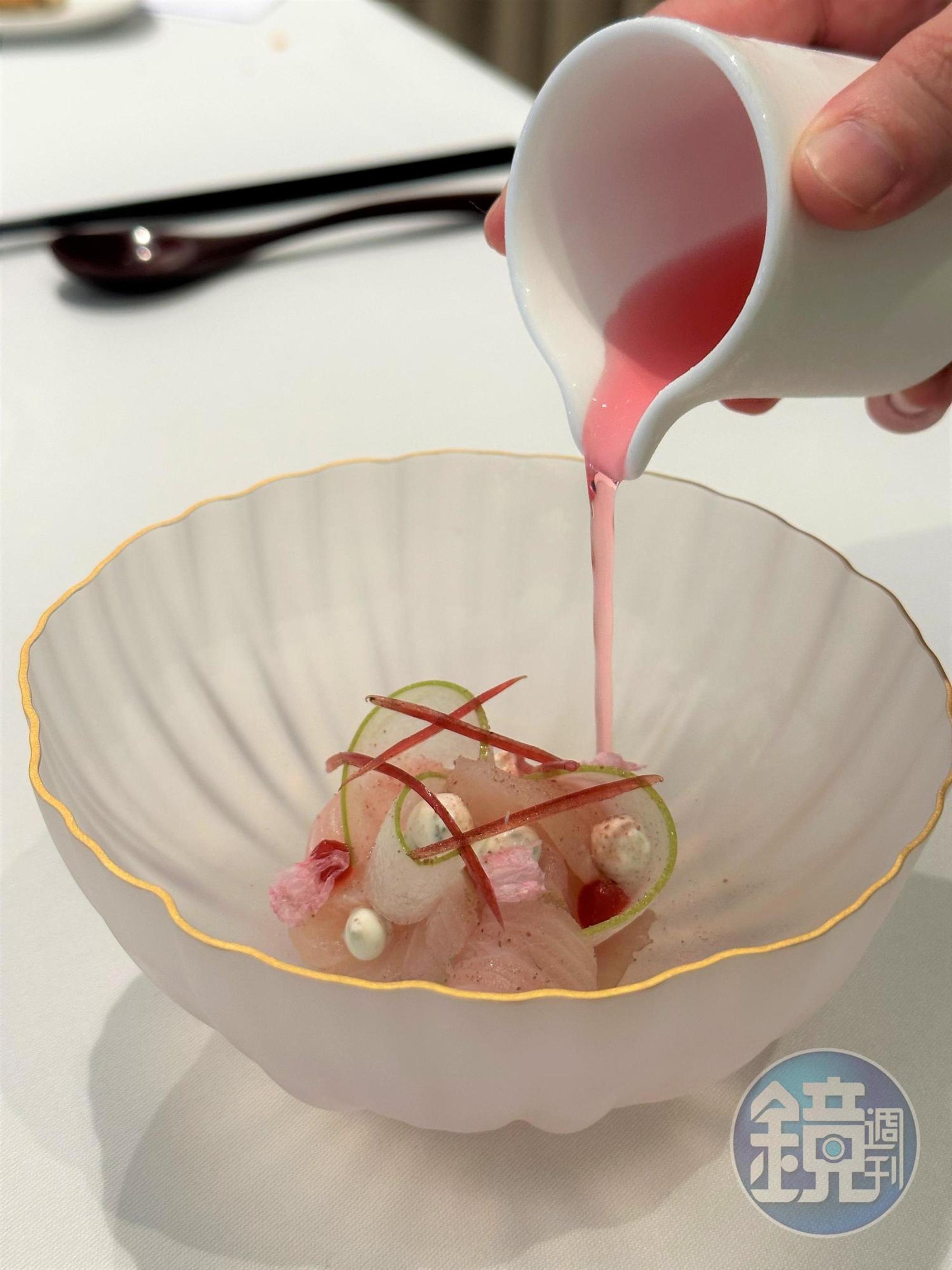 「日本鰤魚」一入口有滿滿櫻花香，配著蜜棗薄片一起吃，讓滑嫩魚肉多了爽脆口感。（3,680元春季晚間套餐內容）