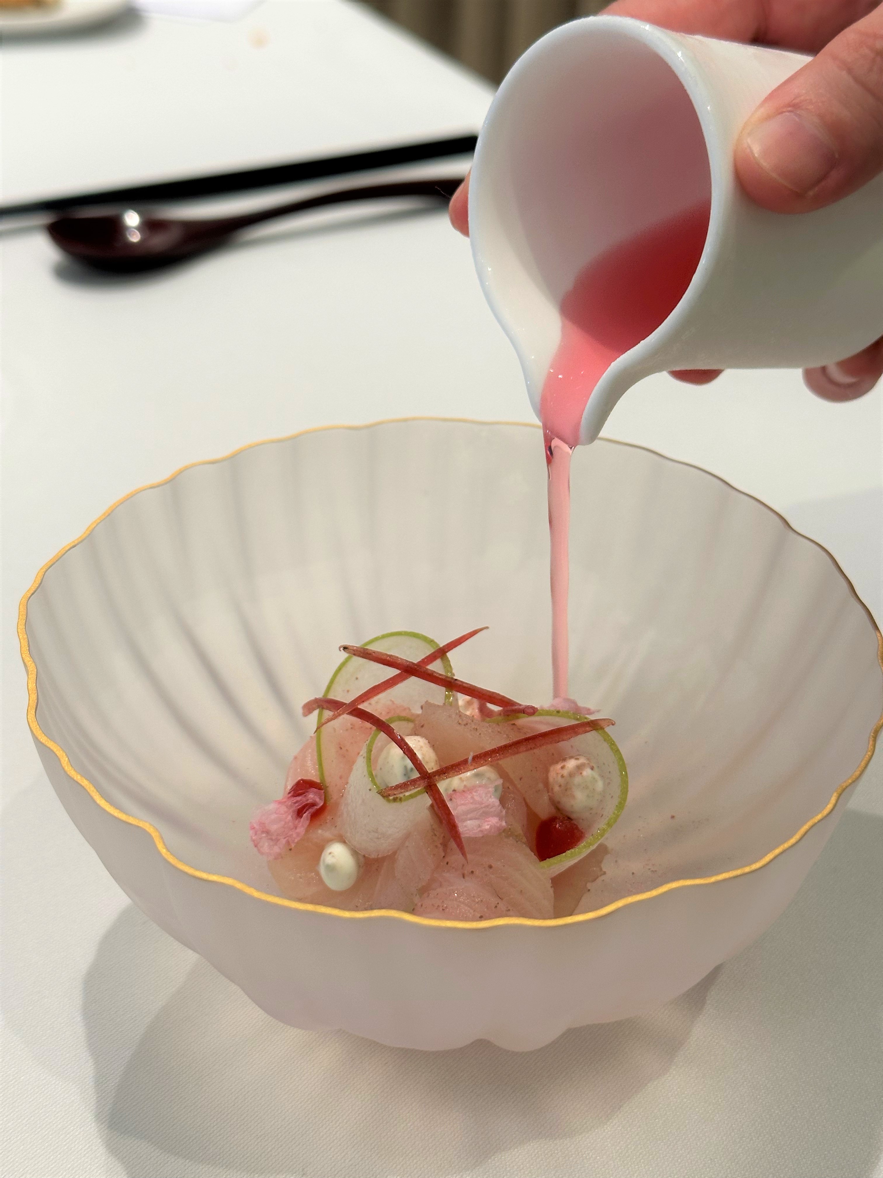 「日本鰤魚」一入口有滿滿櫻花香,配著蜜棗薄片一起吃,讓滑嫩魚肉多了爽脆口感。(3,680元春季晚間套餐內容)